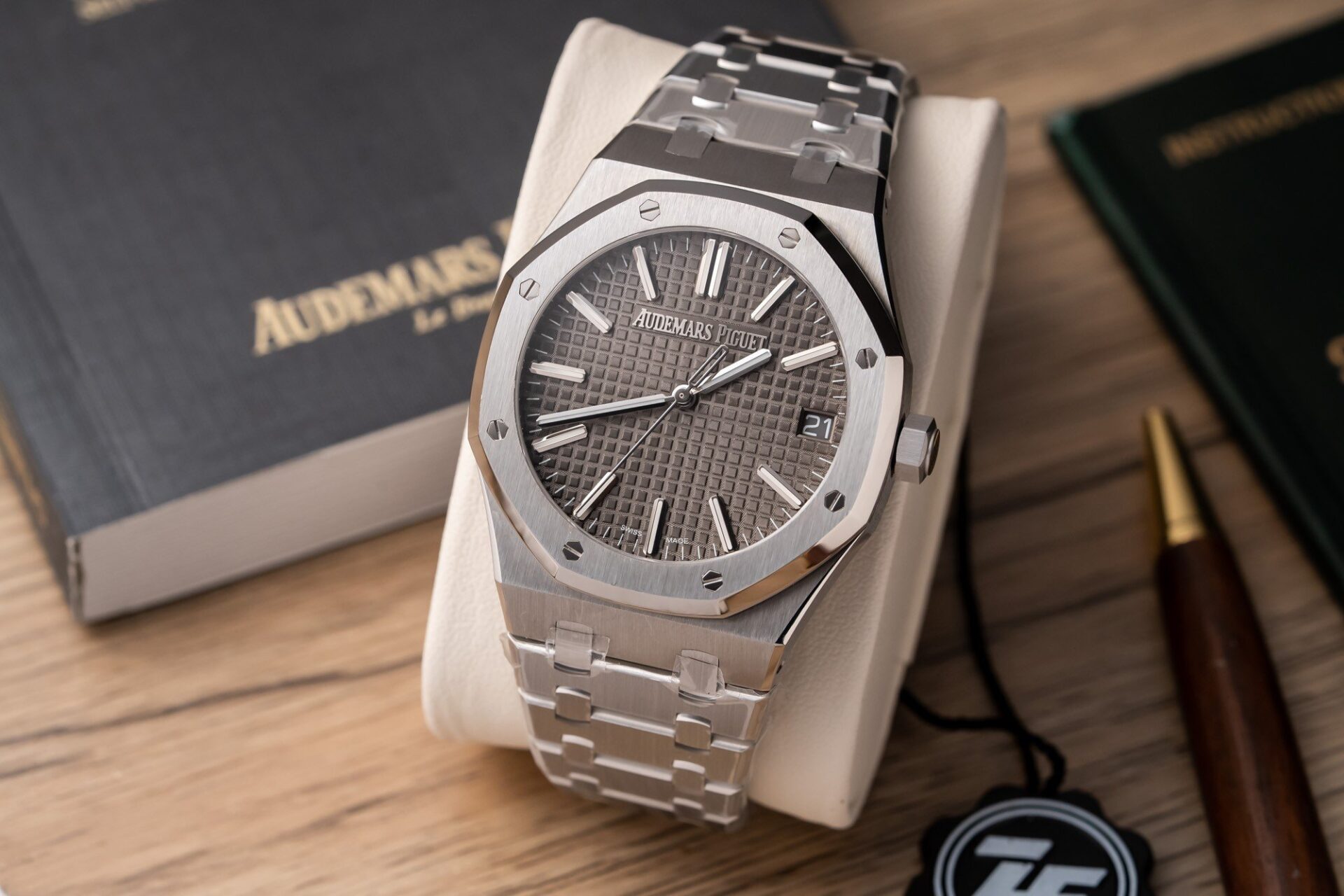 Dong-Ho-Audemars-Piguet-15500ST-Replica-11-Mat-So-Xam-ZF-41mm-1.jpg Audemars Piguet 15500ST Replica Watch Gray Dial ZF 41mm - Image 1