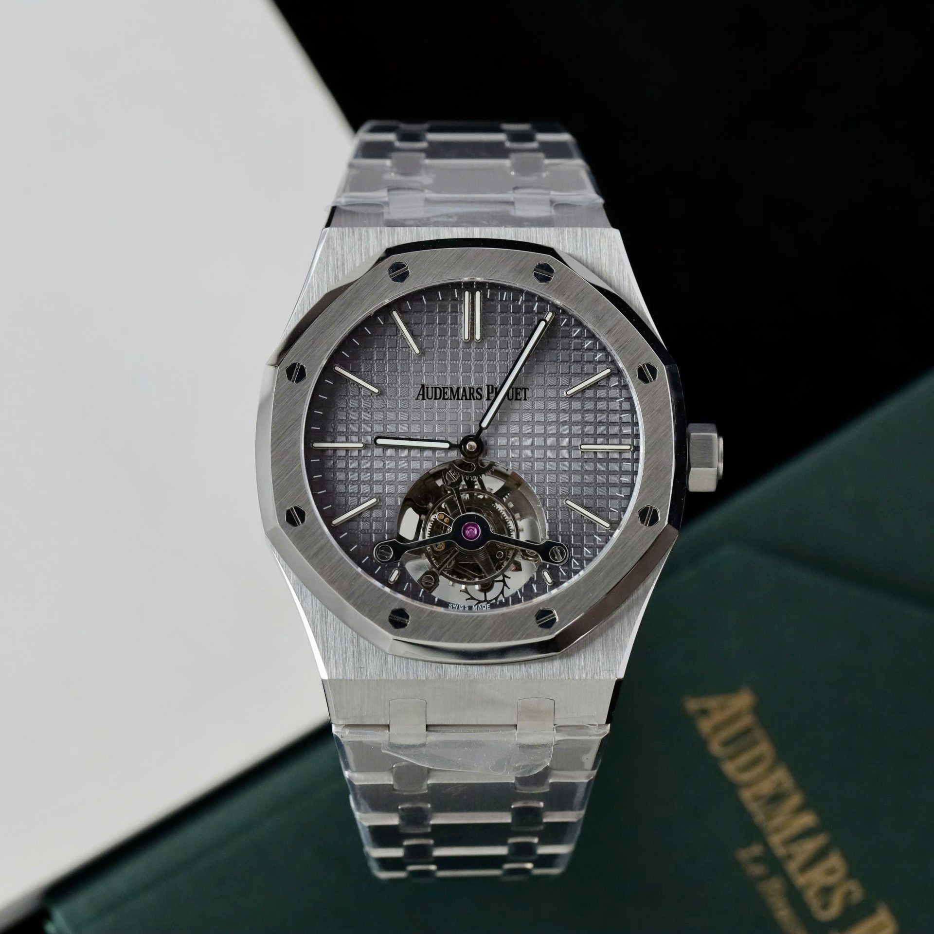 Dong-Ho-Audemars-Piguet-Che-Tac-Royal-Oak-Tourbillon-Mat-Xam-Day-Kim-Loai-41mm-1.jpg Audemars Piguet Copies Watches Royal Oak Tourbillon Gray Dial Metal Wire 41mm - Image 1