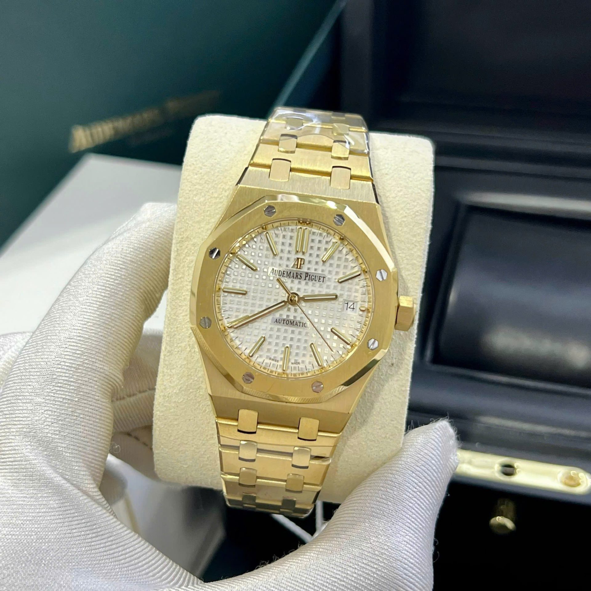 Dong-Ho-Audemars-Piguet-Replica-11-Royal-Oak-15450-Ma-Vang-Mat-Trang-IPF-37mm-1.jpg Audemars Piguet Copies Watches Royal Oak 15450 Yellow Gold IP Factory 37mm - Image 1