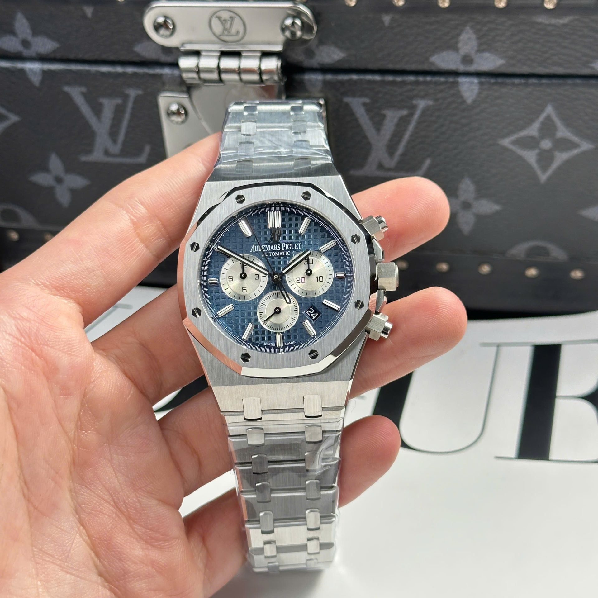Dong-Ho-Audemars-Piguet-Replica-11-Royal-Oak-26331-Chronograph-Mat-Xanh-Blue-41mm-7.jpg Audemars Piguet Copies Watches Royal Oak 26331 Chronograph Dial Blue 41mm - Image 1