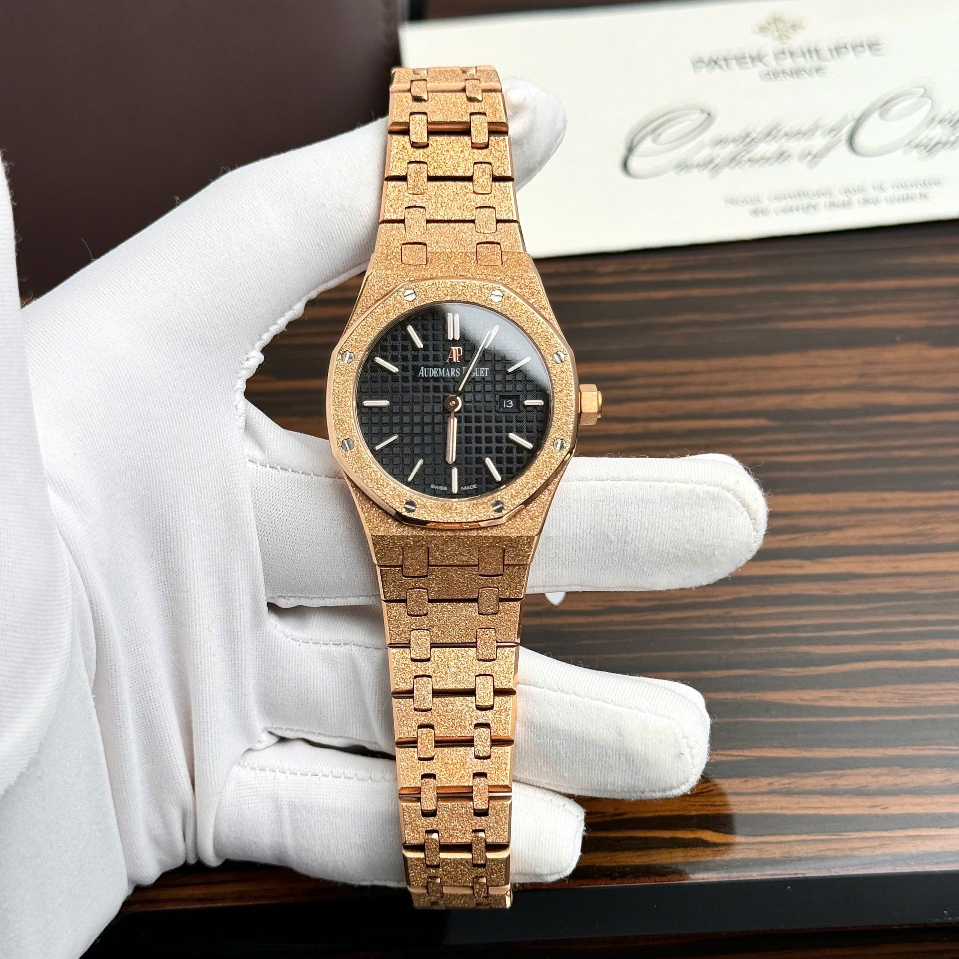 Dong-Ho-Audemars-Piguet-Replica-11-Royal-Oak-67653OR-Nu-May-Pin-34mm-6.jpg Audemars Piguet Replica Watches Royal Oak 67653OR Women Quartz Movement 34mm - Image 1