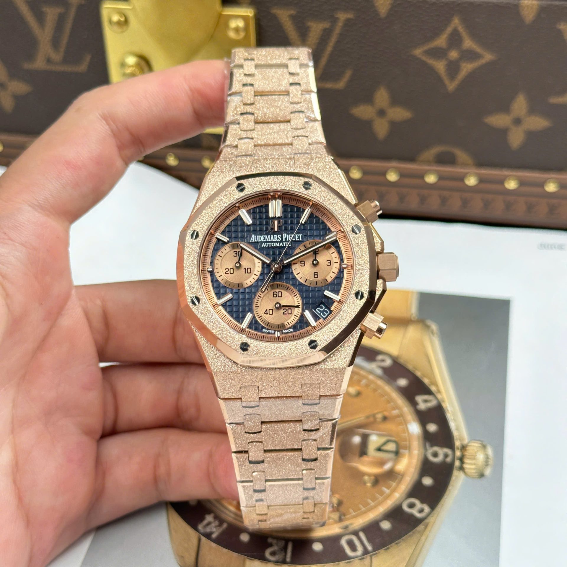 Dong-Ho-Audemars-Piguet-Replica-11-Royal-Oak-Chronograph-Frosted-Gold-26240-Mat-Xanh-Blue-Xuong-APS-41mm-11.jpg Audemars Piguet Replica Watches Royal Oak Chronograph Frosted Gold 26240 Blue Dial APS Factory 41mm - Image 1