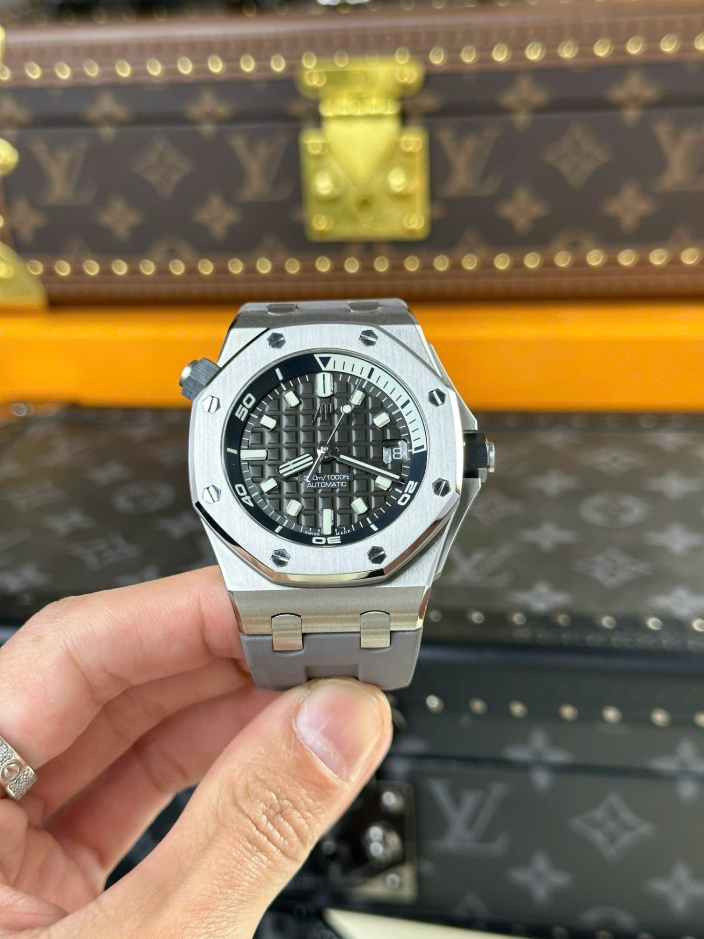 Dong-Ho-Audemars-Piguet-Replica-11-Royal-Oak-Offshore-15720-Mau-Xam-Day-Cao-Su-Nha-May-APS-42mm-9.jpg Audemars Piguet Knock Off Watches Royal Oak Offshore 15720 Black Dial APS Factory 42mm - Image 1