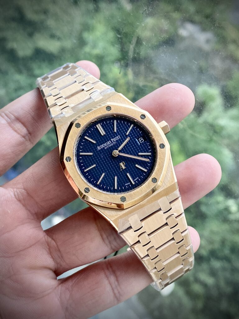 Dong-Ho-Audemars-Piguet-Royal-Oak-15202OR-Jumbo-Mat-Xanh-Blue-ZF-39mm-8.jpg Audemars Piguet Replica Watch Royal Oak 15202OR Jumbo Blue Dial ZF Factory 39mm - Image 1