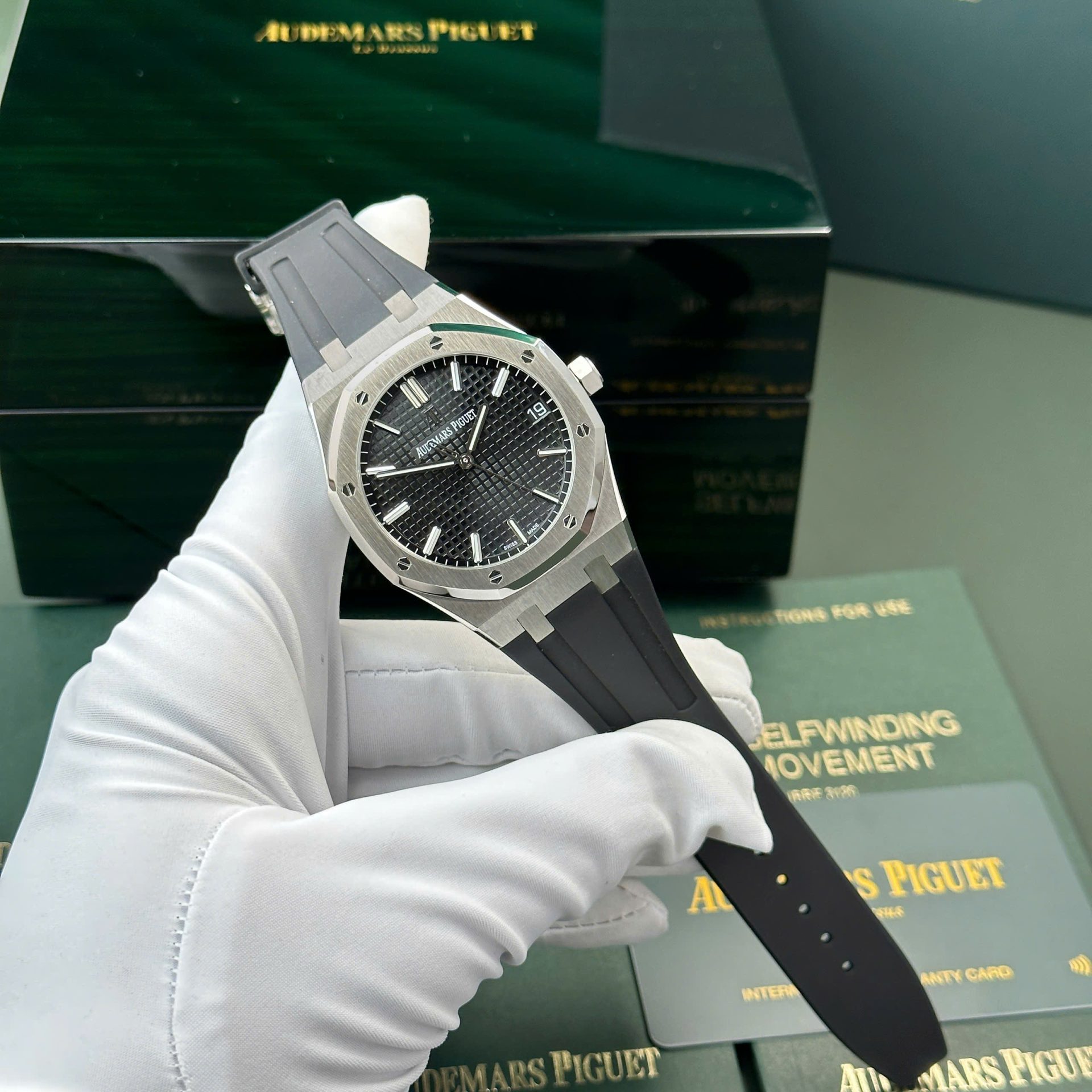 Dong-Ho-Audemars-Piguet-Royal-Oak-15500-Replica-11-Mat-Den-Day-Cao-Su-Nha-May-APS-41mm-13.jpg Audemars Piguet Royal Oak 15500 Replica Watch Dial Black Rubber Strap APS Factory 41mm - Image 1