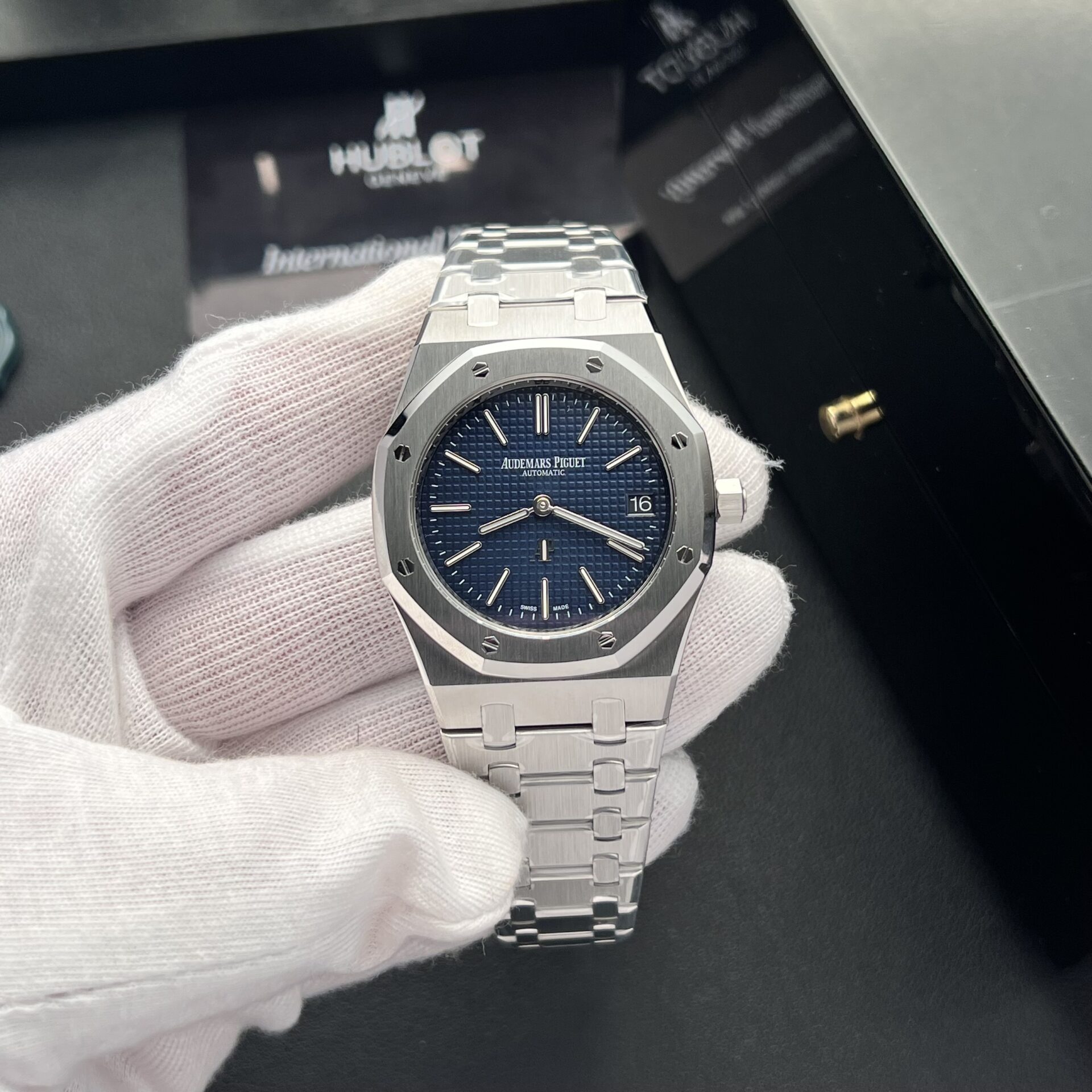 Dong-Ho-Audemars-Piguet-Royal-Oak-16202ST-Replica-11-Nha-May-ZF-39mm-5.jpg Audemars Piguet Replica Watch Royal Oak 16202ST Blue Dial ZF Factory 39mm - Image 1