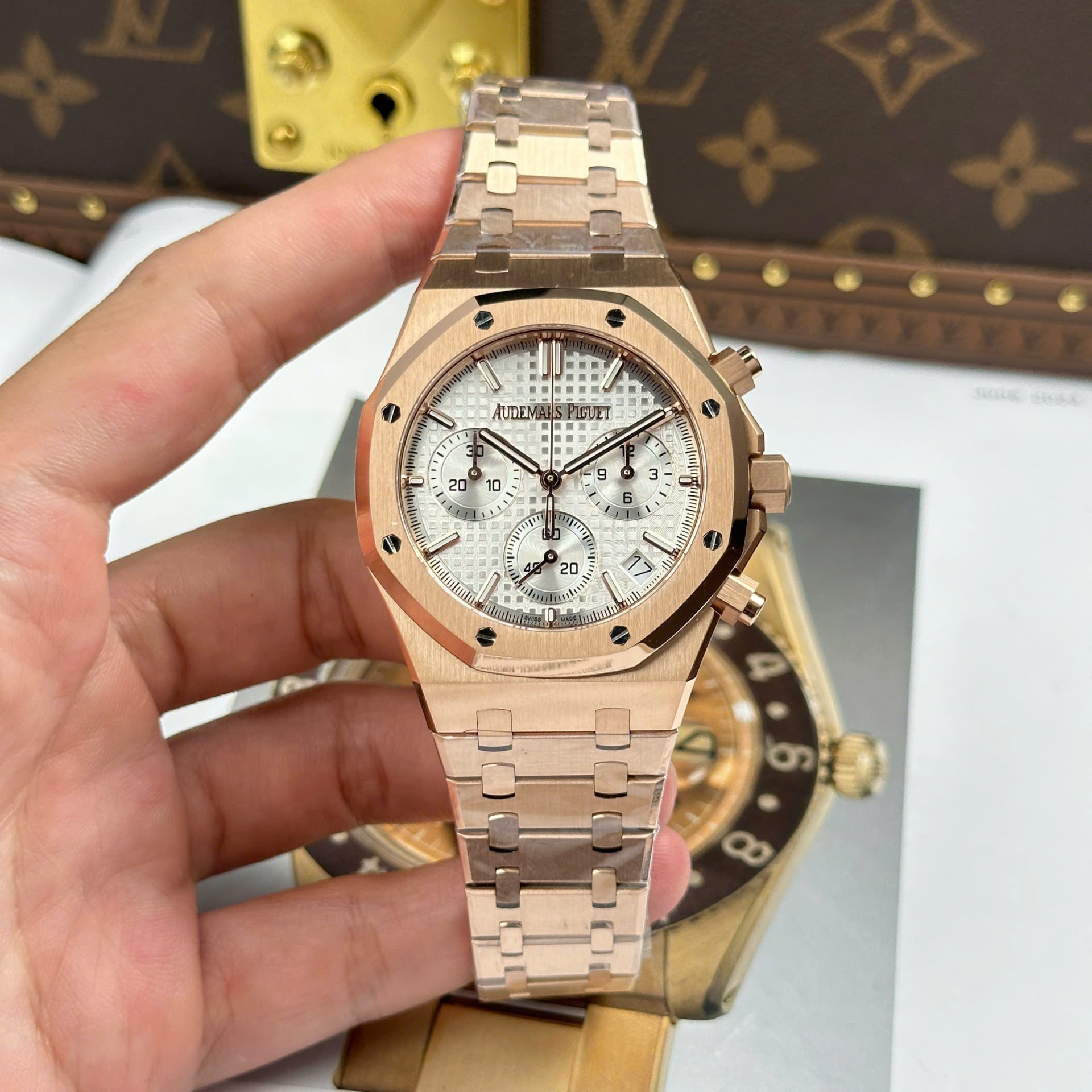Dong-Ho-Audemars-Piguet-Royal-Oak-26240-Replica-11-Ma-Vang-Hong-Mat-Trang-Xuong-APS-41mm-1.jpg Audemars Piguet Replica Watches Royal Oak 26240 Rose Gold Dial White APS Factory 41mm - Image 1