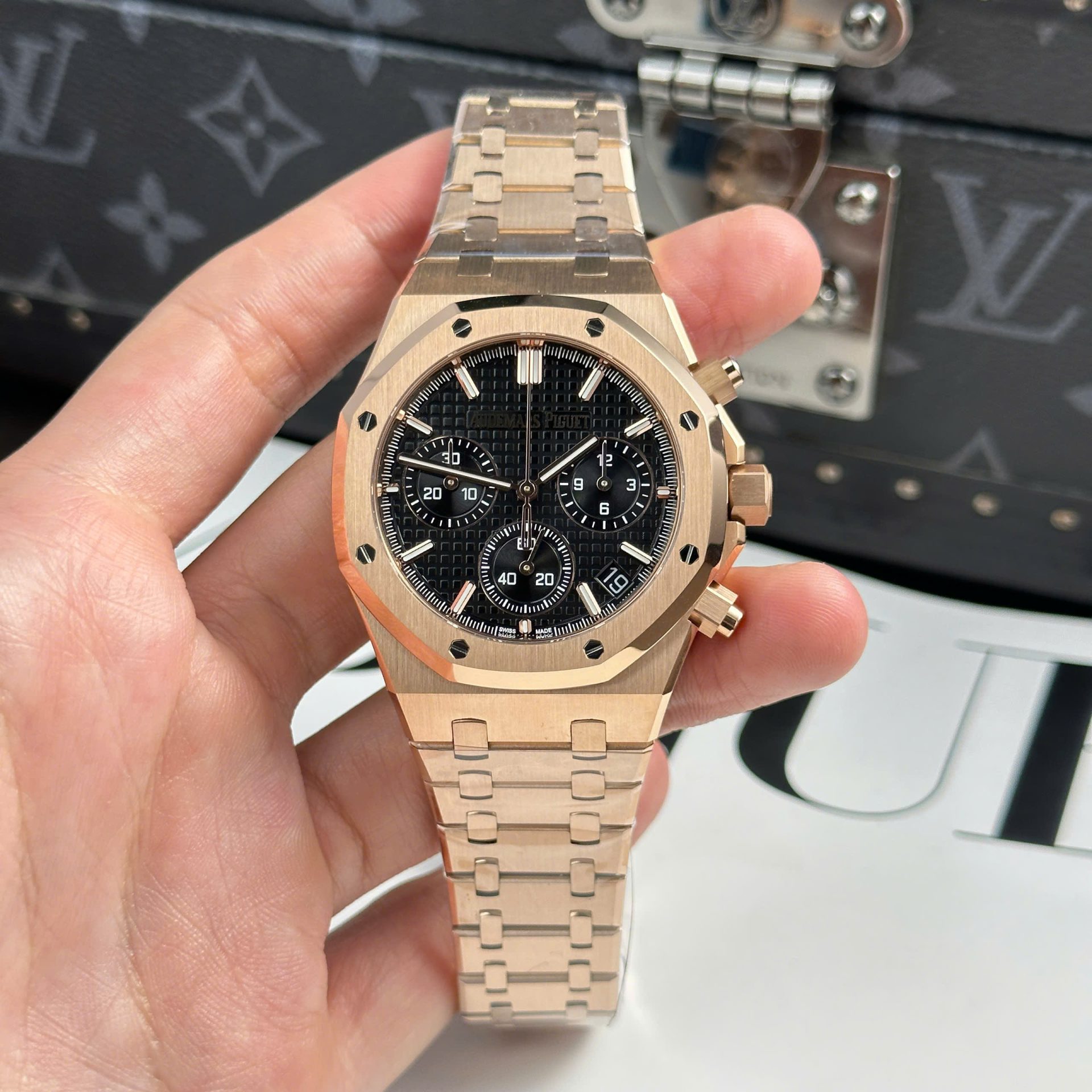 Dong-Ho-Audemars-Piguet-Royal-Oak-26240-Replica-11-Mau-Vang-Hong-Mat-Den-APS-41mm-7.jpg Audemars Piguet Replica Watch Royal Oak 26240 Rose Gold Dial Black APS Factory 41mm - Image 1