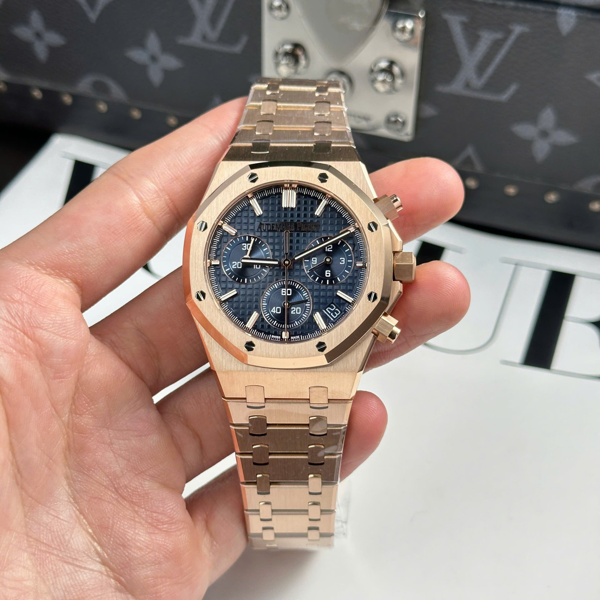 Dong-Ho-Audemars-Piguet-Royal-Oak-26240-Replica-11-Mau-Vang-Hong-Mat-Xanh-Blue-APS-41mm-6.jpg Audemars Piguet Royal Oak 26240 Rose Gold Replica Watch Dial Blue APS Factory 41mm - Image 1