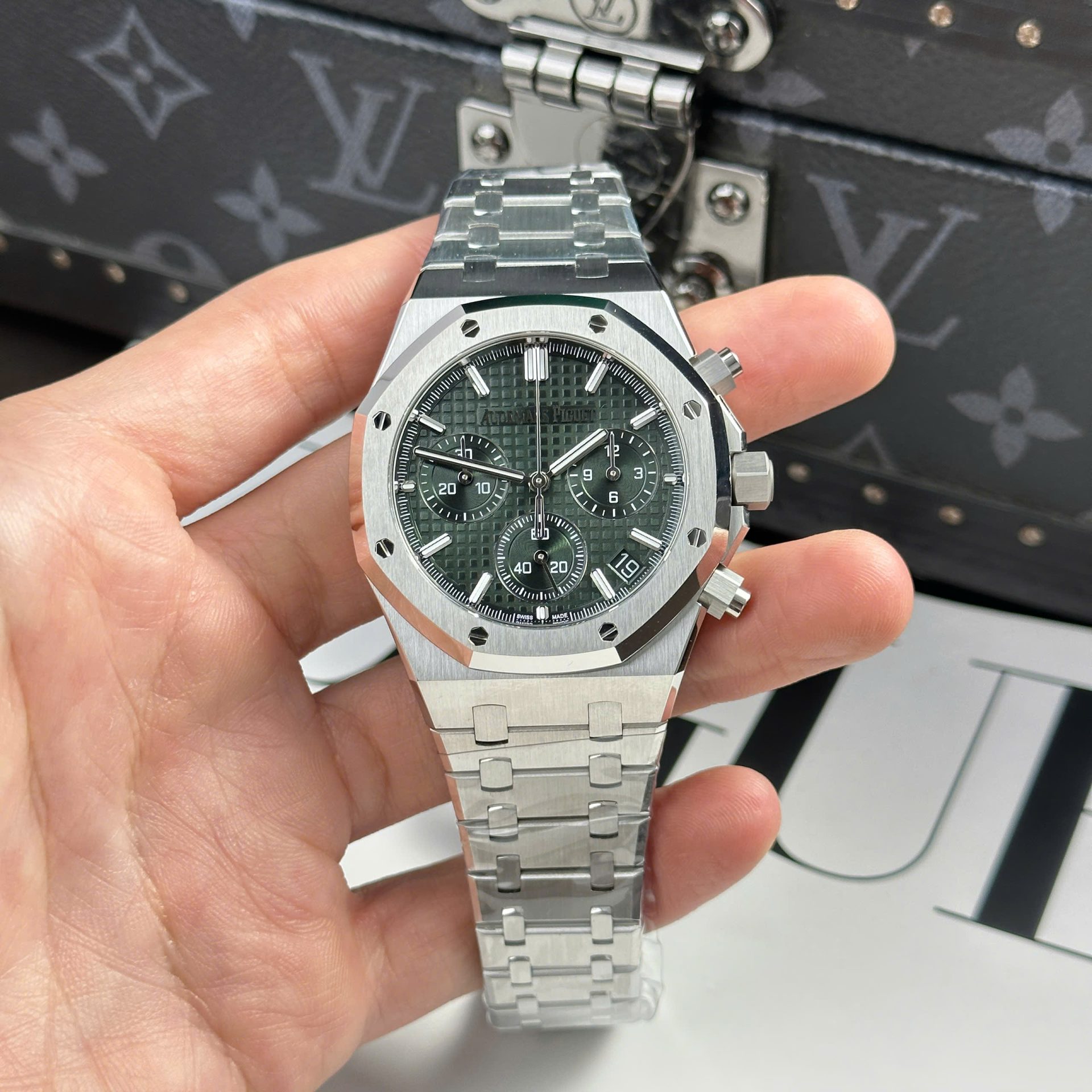 Dong-Ho-Audemars-Piguet-Royal-Oak-26240ST-Mat-Xanh-La-May-Mong-New-2025-41mm-6.jpg Audemars Piguet Royal Oak 26240ST Best Replica Watch Green Dial APS Factory 41mm - Image 1