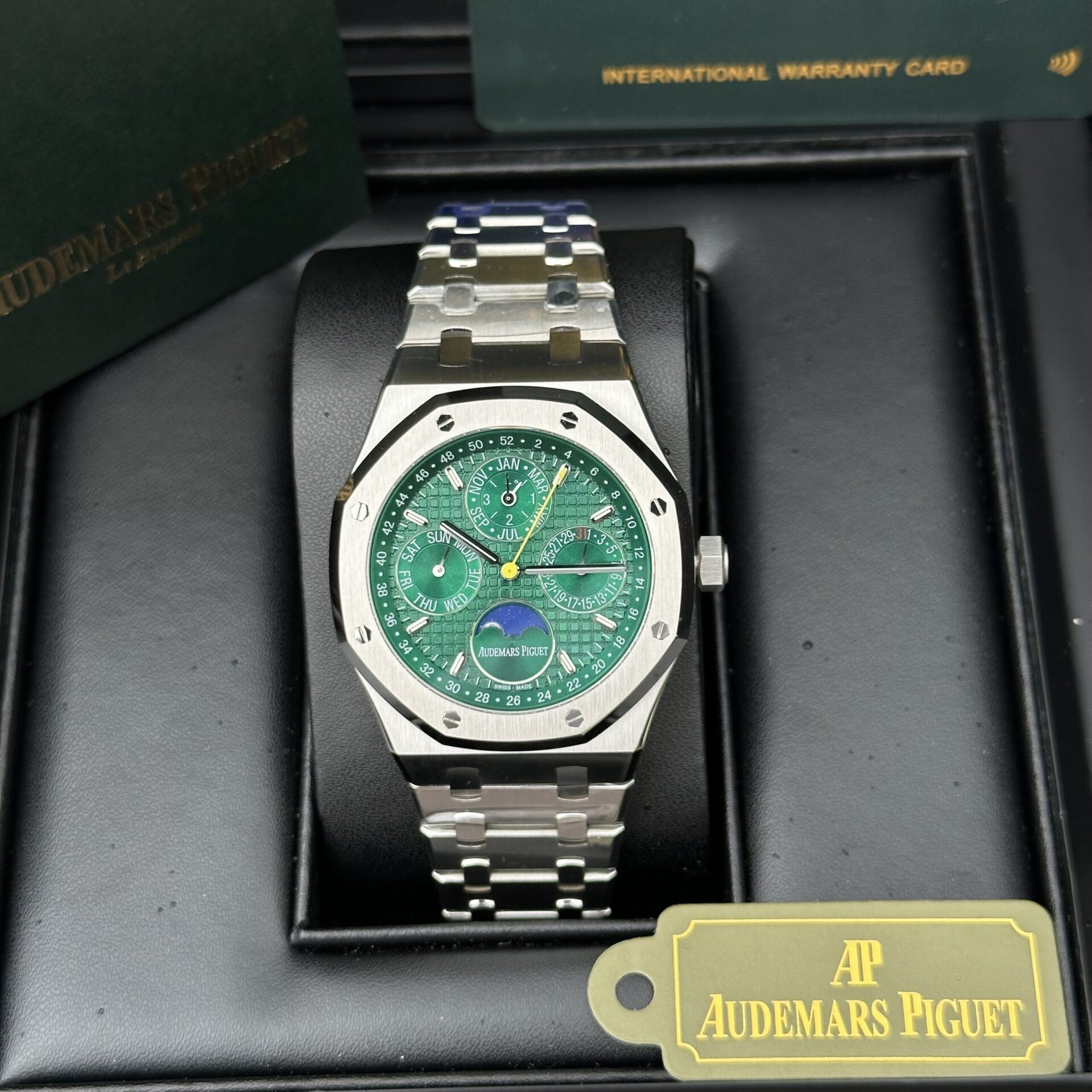 Dong-Ho-Audemars-Piguet-Royal-Oak-26574ST-Replica-11-Mat-Xanh-La-41mm-3-scaled-1.jpg Audemars Piguet Replica Watch Royal Oak 26574ST Green Dial 41mm - Image 1