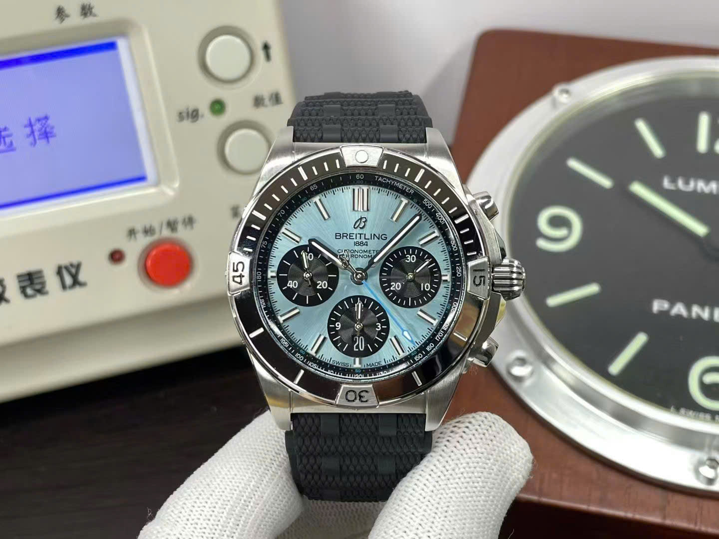 Dong-Ho-Breitling-Super-Chronomat-B01-Mat-Xanh-Bang-Replica-Cao-Cap-Nhat.jpg Breitling Luxury Replica Watches Super Chronomat B01 Ice Blue Dial Rubber Strap 44mm - Image 1