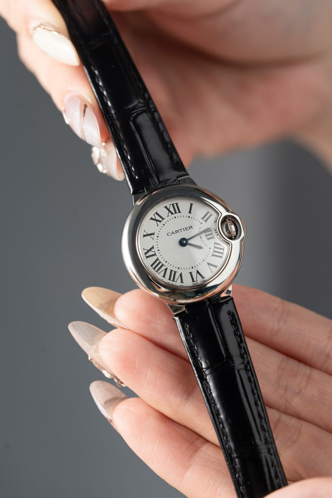 Dong-Ho-Cartier-Ballon-Bleu-Nu-May-Pin-Thuy-Sy-Day-Da-Mau-Den-28mm-3.jpg Cartier Ballon Bleu Women-s Replica 11 Watch White Dial Black Leather Strap 28mm - Image 1