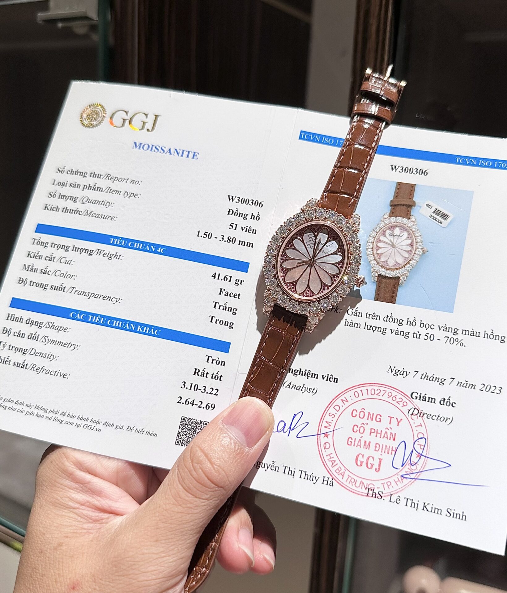 Dong-Ho-Chopard-Boc-Vang-Hong-Dinh-Kim-Cuong-Moissanite-36mm-7.jpg Chopard Rose Gold Wrapped Replica Watch With Moissanite Diamonds 34mm - Image 1