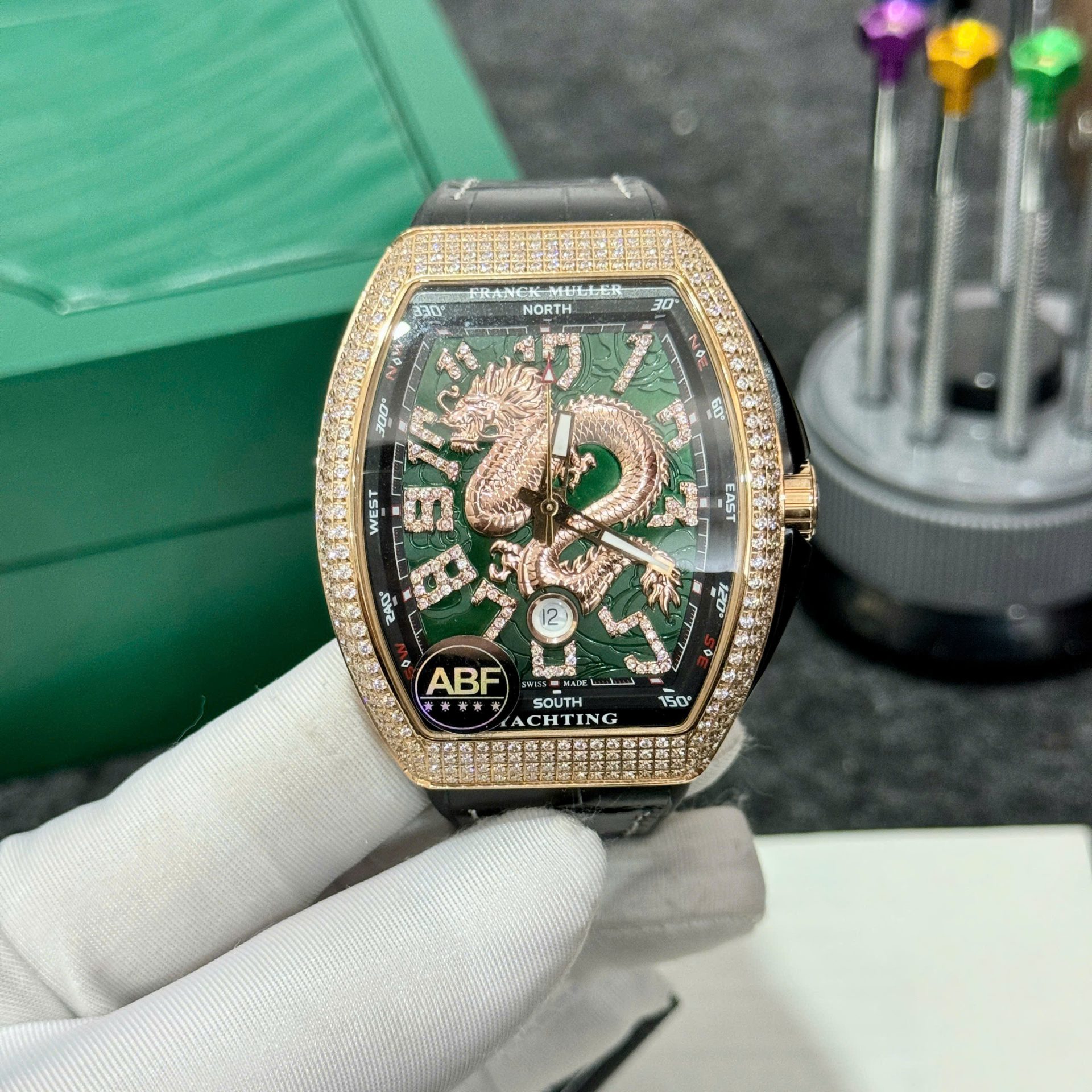 Dong-Ho-Franck-Muller-V45-Rep-11-Ma-Vang-Hong-Hoa-Tiet-Rong-Mau-Xanh-La-Cay-ABF-45mm-7.jpg Franck Muller V45 Rose Gold Replica Watch Dragon Dial ABF Factory 45mm - Image 1