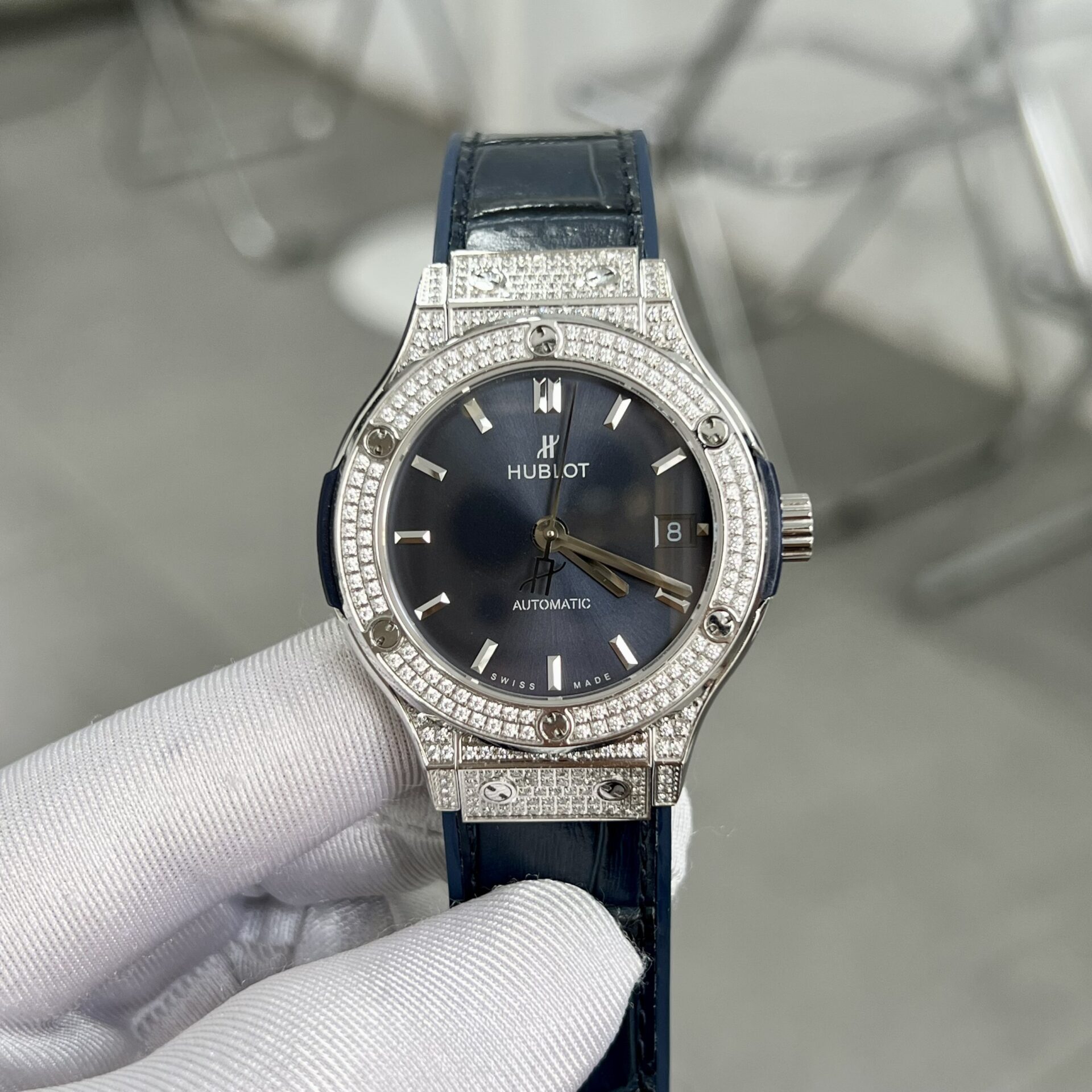 Dong-Ho-Hublot-Automatic-Mau-Xanh-Duong-Dinh-Da-HB-Factory-38mm-3.jpg Hublot Replica 11 Watch With Full Diamond Case Blue HB Factory 38mm - Image 1