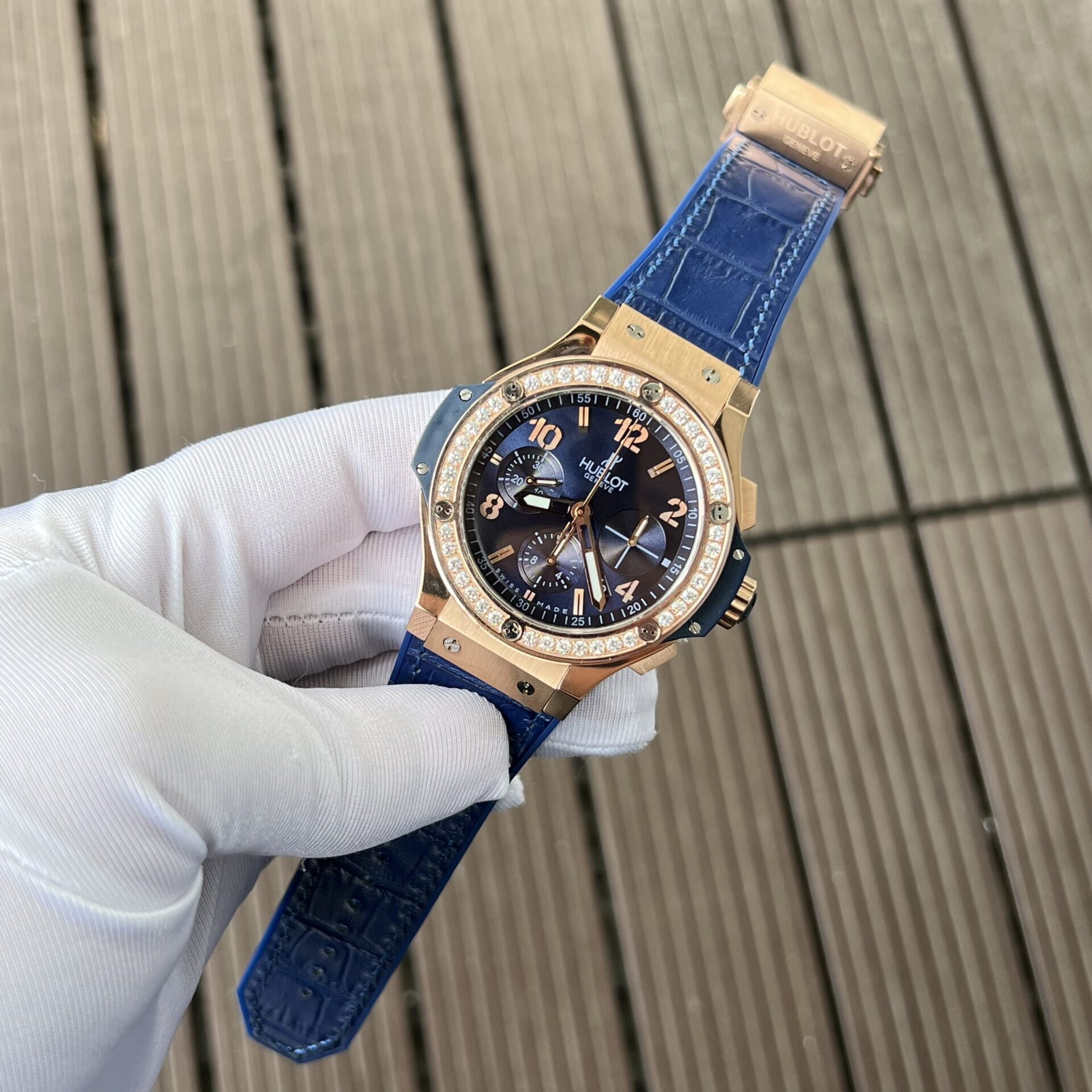 Dong-Ho-Hublot-Big-Bang-Chronograph-King-Gold-Mau-Xanh-Blue-44mm-5.jpg Hublot Big Bang Chronograph Replica Watch King Gold Blue With Diamond Bezel 44mm - Image 1
