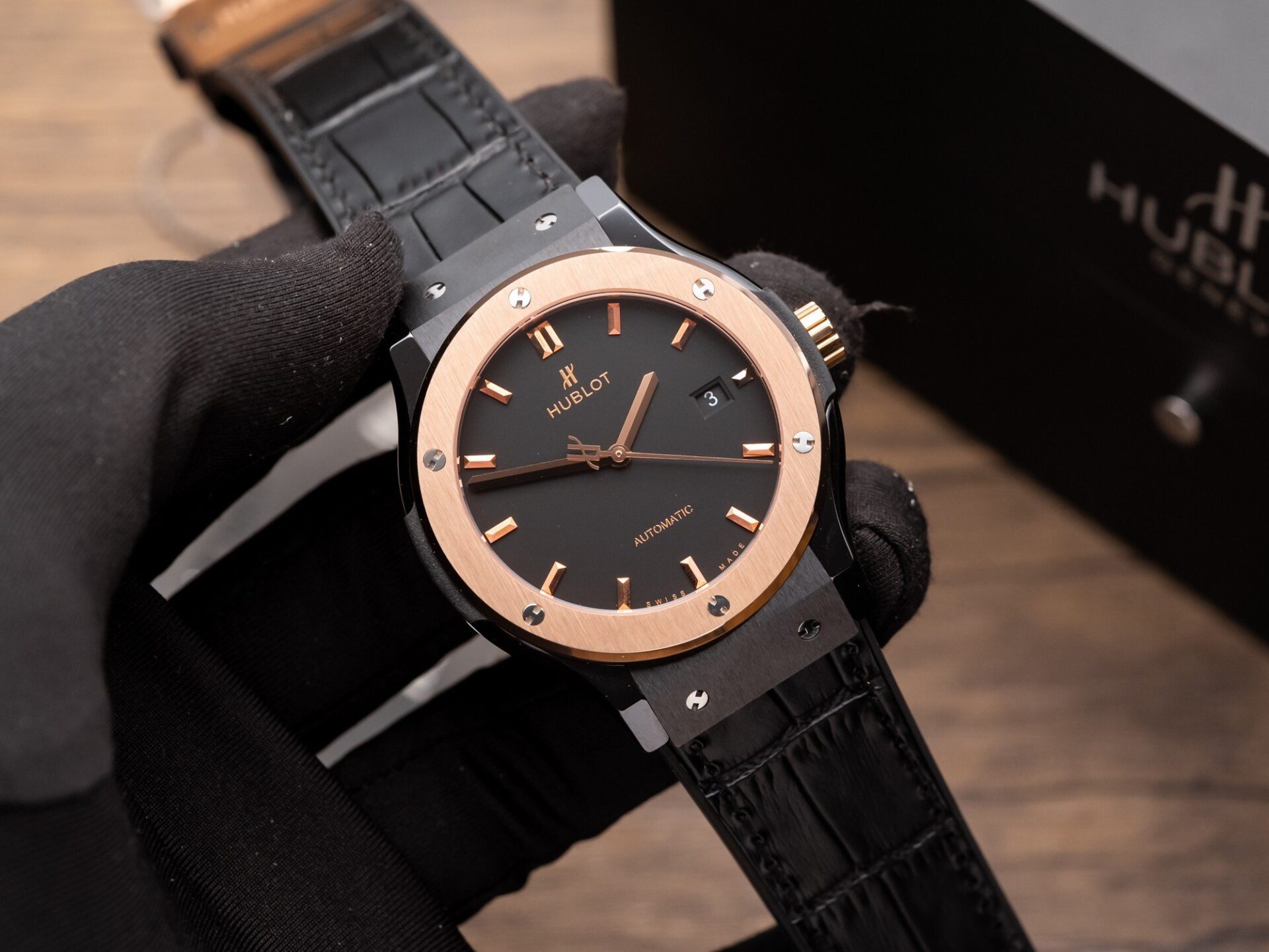 Dong-Ho-Hublot-Ceramic-Demi-Rose-Replica-11-Day-Da-GSF-42mm-1.jpg Hublot Classic Fusion Ceramic Demi Rose Replica Watch Leather Strap GSF 42mm - Image 1