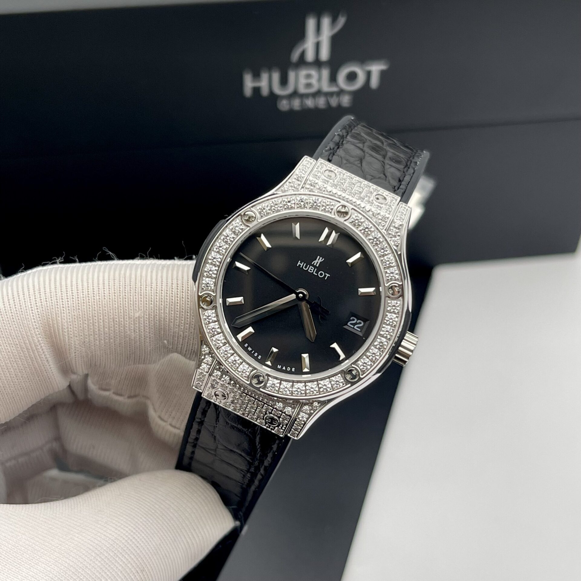 Dong-Ho-Hublot-Classic-Fusion-Diamonds-Nu-Rep-11-Mau-Den-33mm-2-scaled-1.jpg Hublot Classic Fusion Replica Watches Womens Black Dial HB Factory 33mm - Image 1
