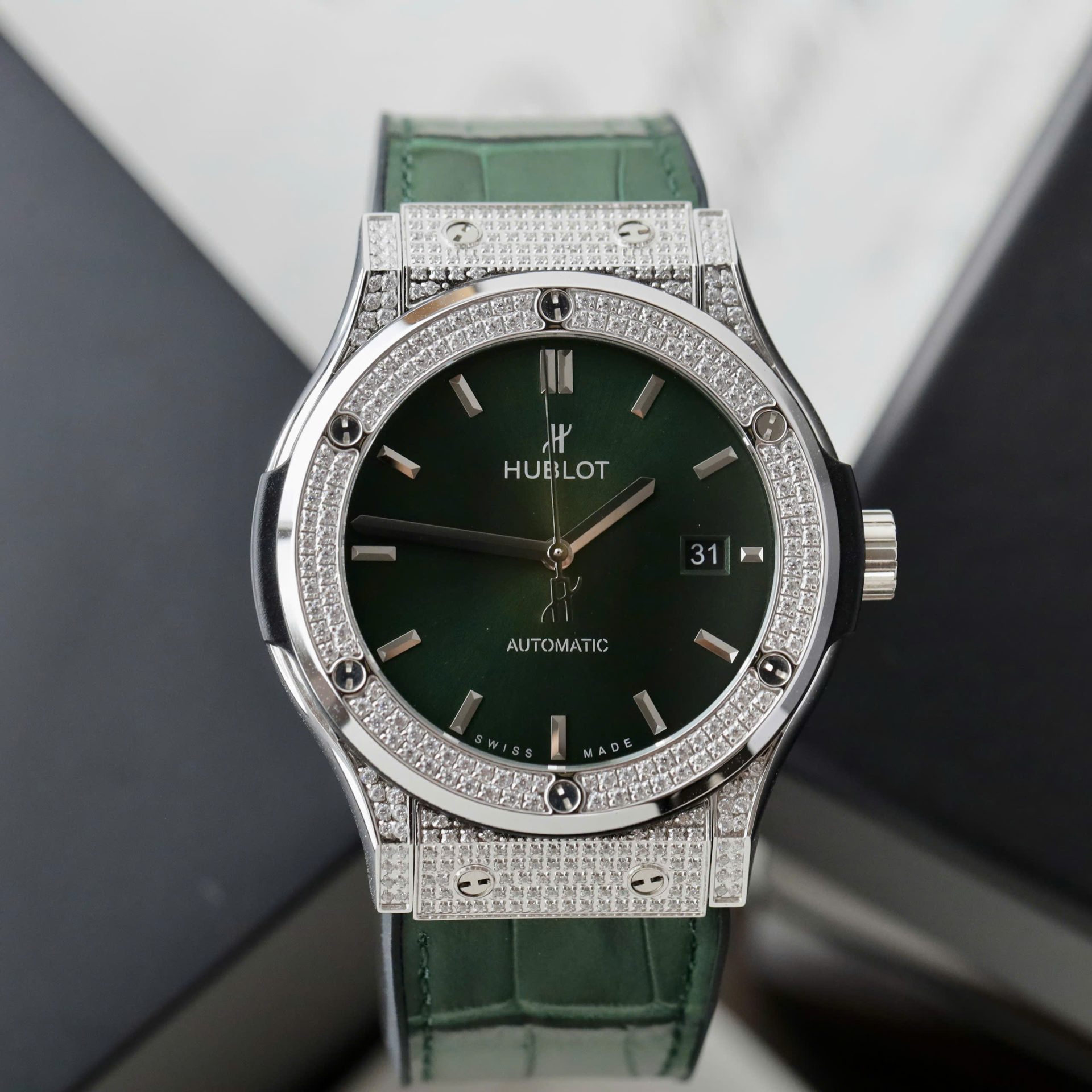 Dong-Ho-Hublot-Classic-Fusion-Dinh-Full-Da-Mau-Xanh-La-Cay-Xuong-HB-42mm-9.jpg Hublot Classic Fusion Replica Watch Green Dial HB Factory 42mm - Image 1