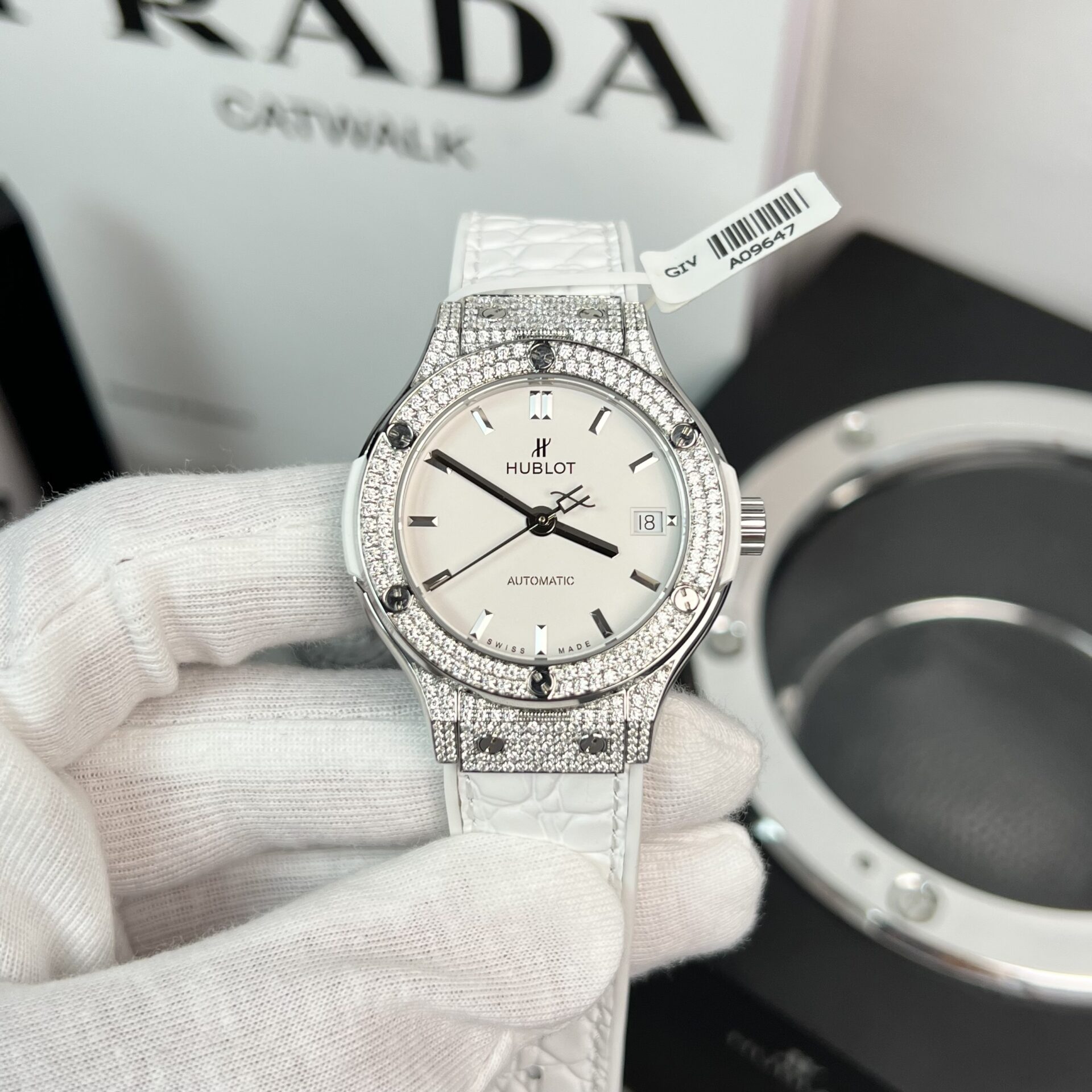 Dong-Ho-Hublot-Classic-Fusion-Kim-Cuong-Moissanite-Day-Da-Trang-38mm-2.jpg Hublot Replica Watch Full Moissanite Diamond White HB Factory 38mm - Image 1