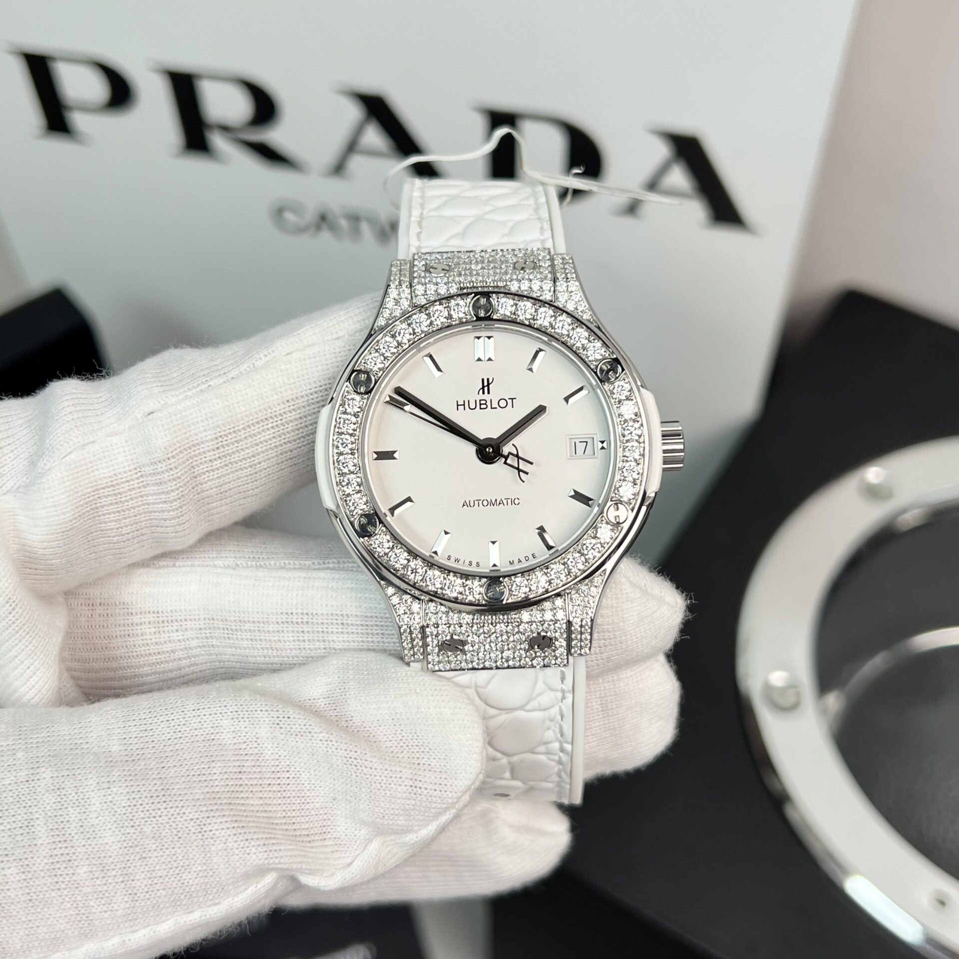 Dong-Ho-Hublot-Classic-Fusion-Kim-Cuong-Moissanite-Mau-Trang-HBF-38mm-1.jpg Hublot Classic Fusion Replica Watch Moissanite Diamonds White HB Factory 38mm - Image 1