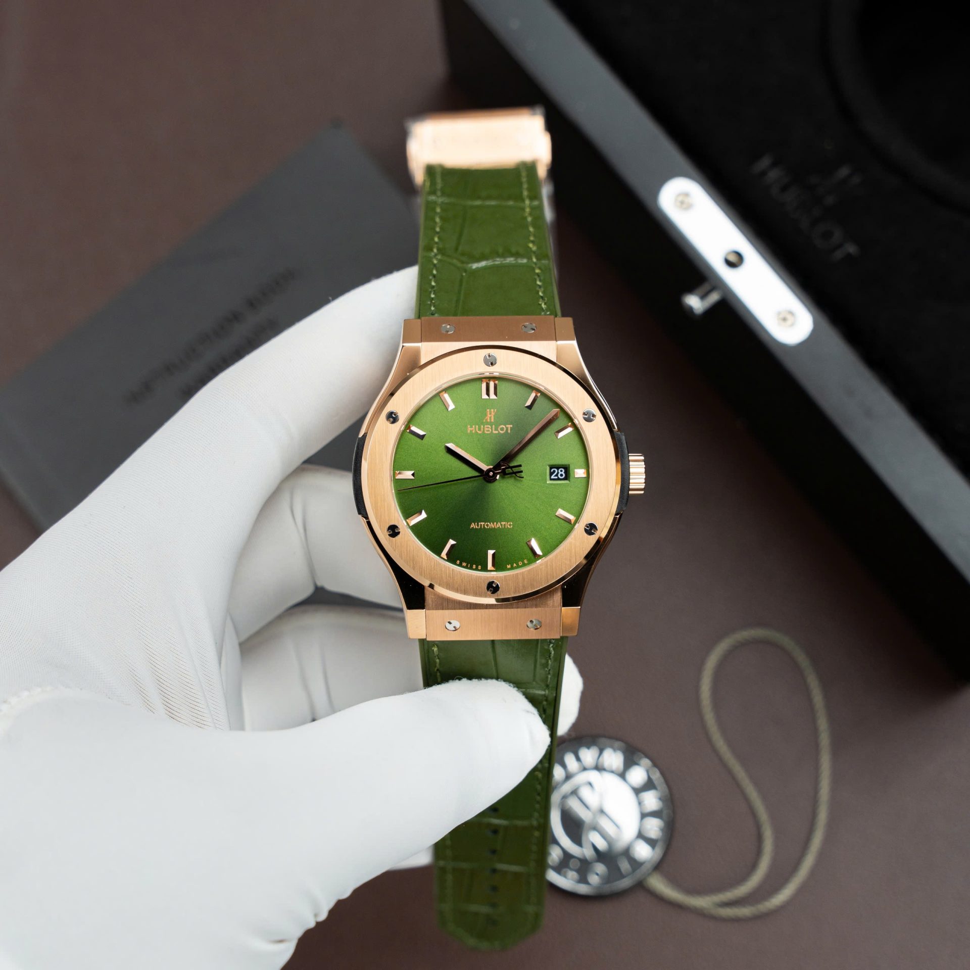 Dong-Ho-Hublot-Classic-Fusion-King-Gold-Che-Tac-Mau-Xanh-La-Cay-May-SW300-Thuy-Sy-42mm-9.jpg Hublot Classic Fusion King Gold Replica Watch Green Dial Movement SW300 Swiss Made 42mm - Image 1