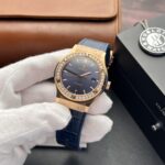 Hublot Replica 1:1 Watch Classic Fusion King Gold With Moissanite Diamonds Blue 42mm - Image 2