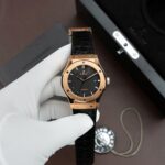 Hublot Classic Fusion King Gold Copies Watch Black Dial Movement SW300 Crocodile Leather Strap 42mm