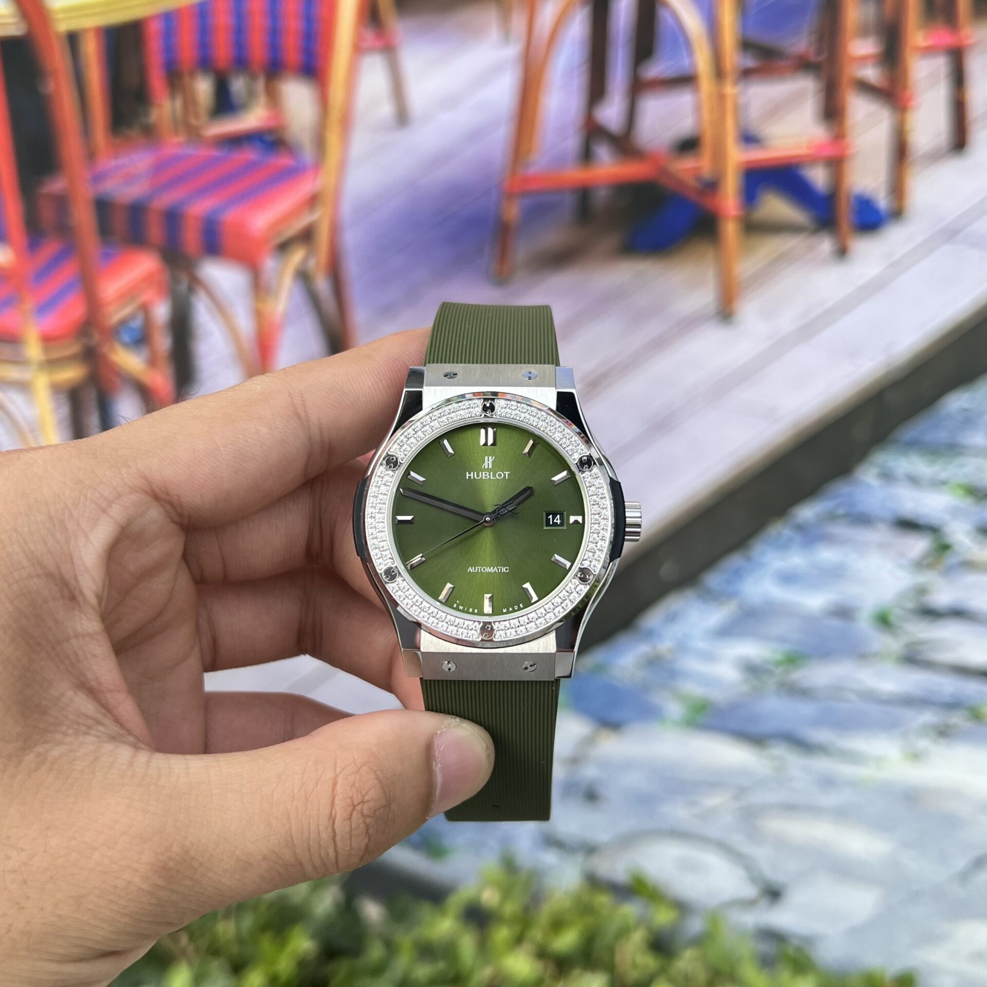 Dong-Ho-Hublot-Classic-Fusion-Mau-Xanh-La-Cay-Dinh-Da-JJ-42mm-1.jpg Hublot Classic Fusion Replica Watch Green Dial With Stone JJ+ 42mm - Image 1