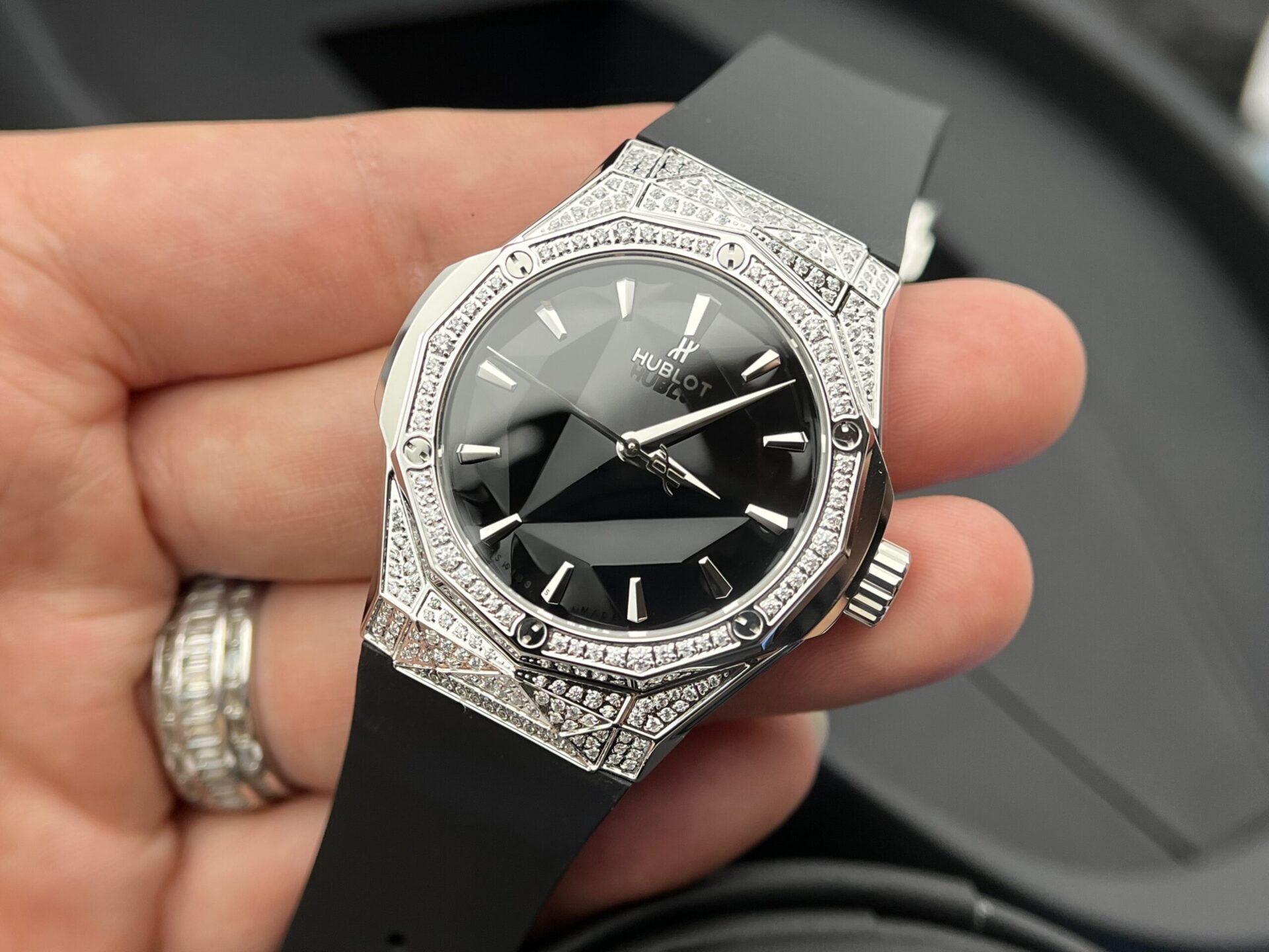 Dong-Ho-Hublot-Classic-Fusion-Orlinski-Full-Diamonds-Replica-11-40mm-7-scaled-1.jpg Hublot Replica Watch Classic Fusion Orlinski Black Dial Rubber Strap HB Factory 40mm - Image 1