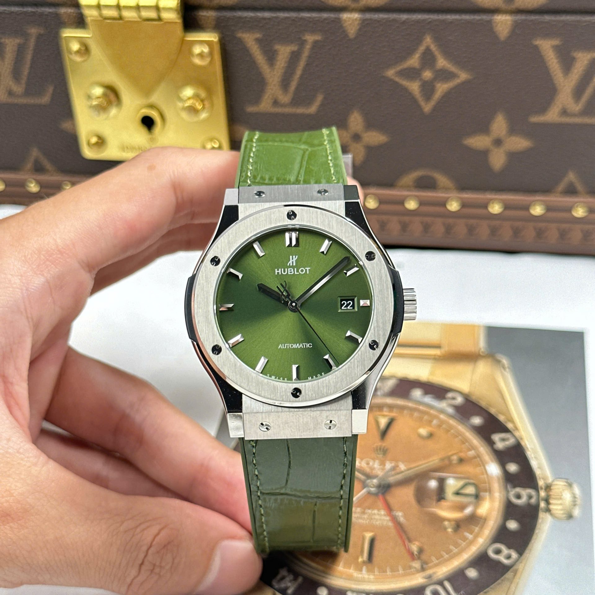 Dong-Ho-Hublot-Classic-Fusion-Replica-11-Mau-Xanh-La-Cay-Trong-Luong-84-Gram-Sieu-Nhe-Xuong-JJZ-42mm-2.jpg Hublot Classic Fusion Green Imitation Watches Weight 84 Grams Super Light JJZ Factory 42mm - Image 1
