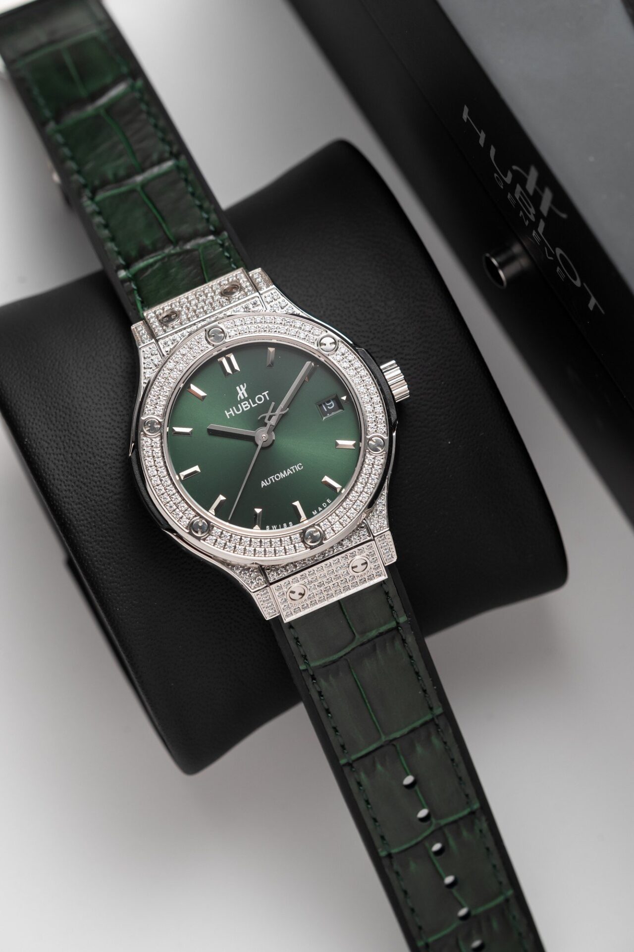 Dong-Ho-Hublot-Classic-Fusion-Titanium-Green-Dinh-Full-Da-38mm-3.jpg Hublot Classic Fusion Titanium Green Full Diamond Replica Watch 38mm - Image 1