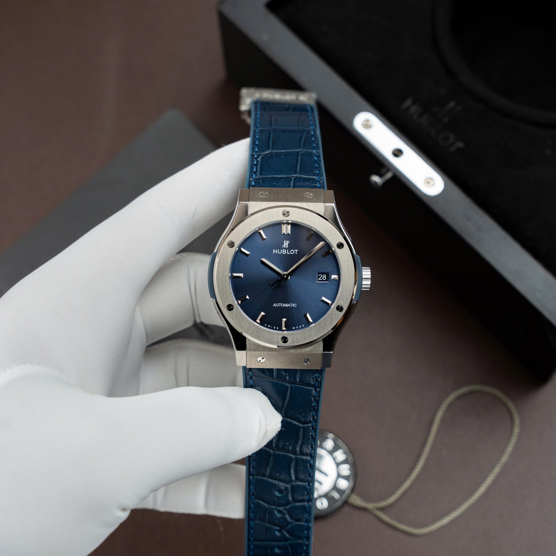 Dong-Ho-Hublot-Classic-Fusion-Titanium-Mau-Xanh-Blue-Rep-11-May-SW300-Day-Da-Ca-Sau-42mm-7.jpg Hublot Classic Fusion Titanium Blue Replica Watches Movement SW300 Crocodile Leather Strap 42mm - Image 1
