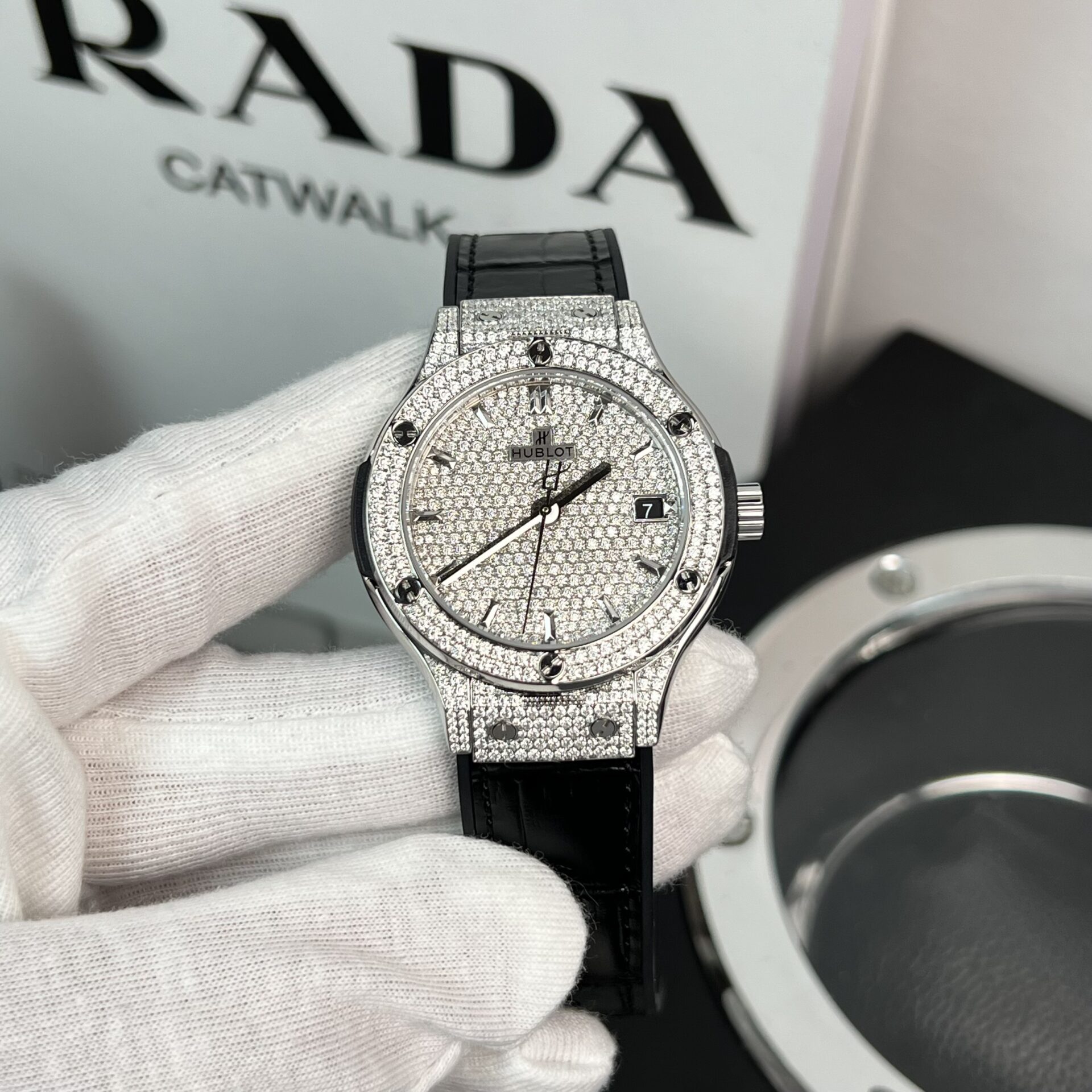 Dong-Ho-Hublot-Do-Full-Kim-Cuong-Moissanite-Mau-Den-HBF-38mm-2.jpg Hublot Classic Fusion Replica Watch With Full Moissanite Black HBF 38mm - Image 1