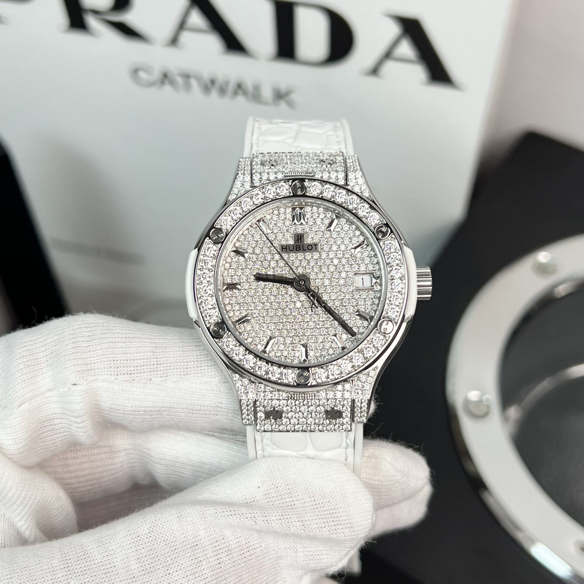 Dong-Ho-Hublot-Do-Full-Kim-Cuong-Moissanite-Mau-Trang-HBF-38mm-4.jpg Hublot Replica 1:1 Watch Full Moissanite Diamond White HBF 38mm - Image 1