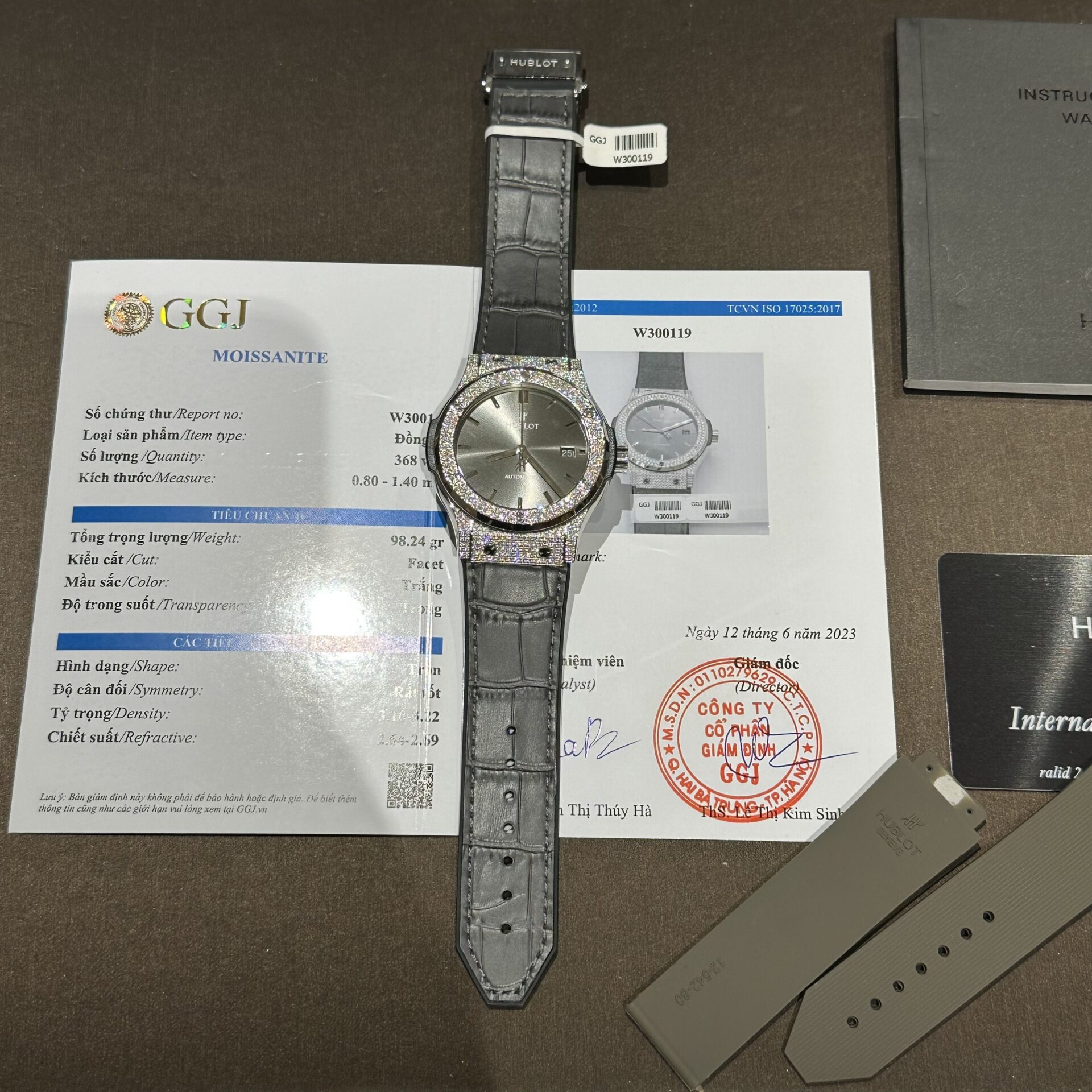 Dong-Ho-Hublot-Do-Full-Kim-Cuong-Moissanite-Mau-Xam-42mm-5.jpg Hublot Replica Watch With Full Diamond Moissanite Diamonds Gray Dial Leather Strap 42mm - Image 1