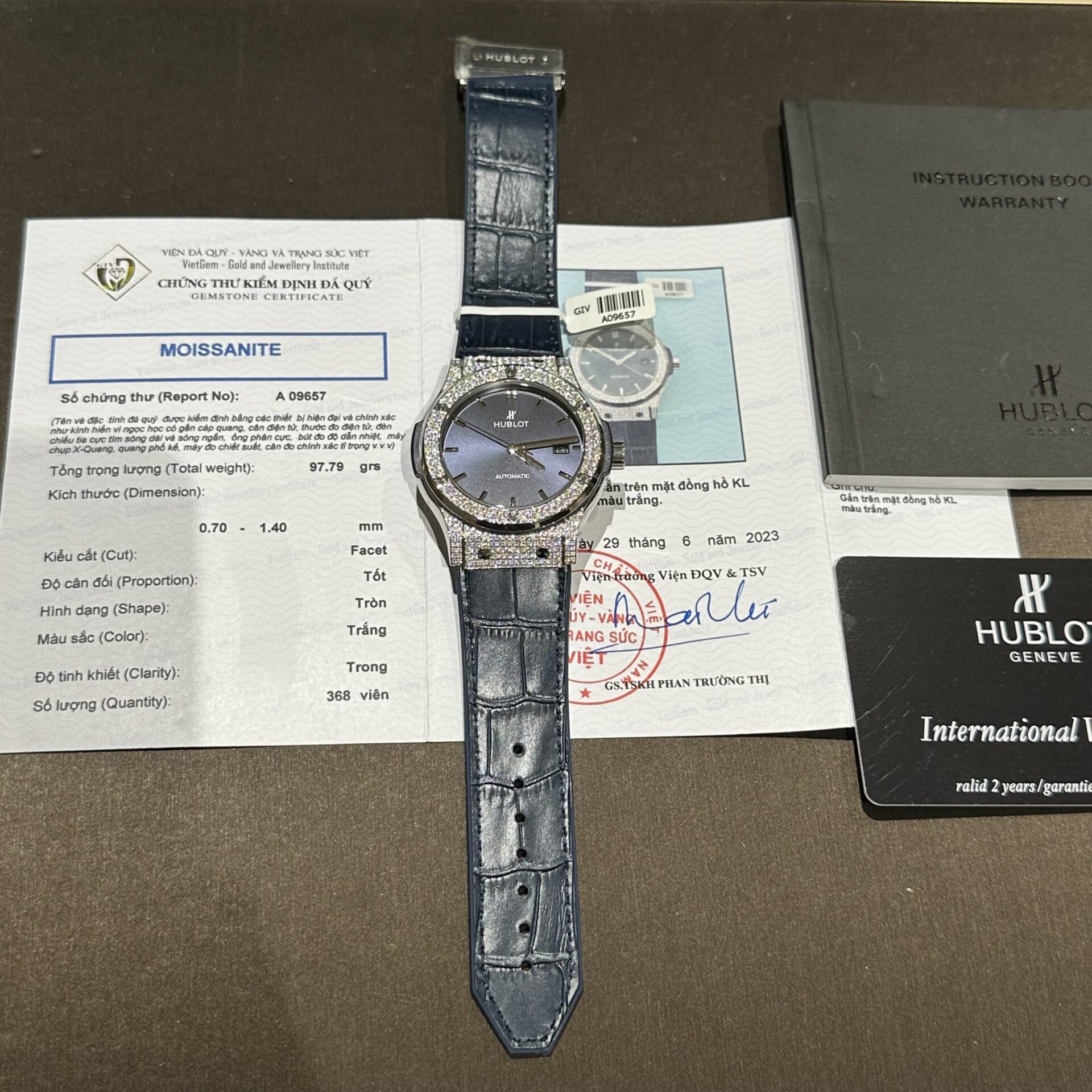 Dong-Ho-Hublot-Do-Full-Kim-Cuong-Moissanite-Mau-Xanh-Duong-42mm-1.jpg Hublot Replica Watch With Full Diamond Moissanite Diamonds Blue Dial 42mm - Image 1