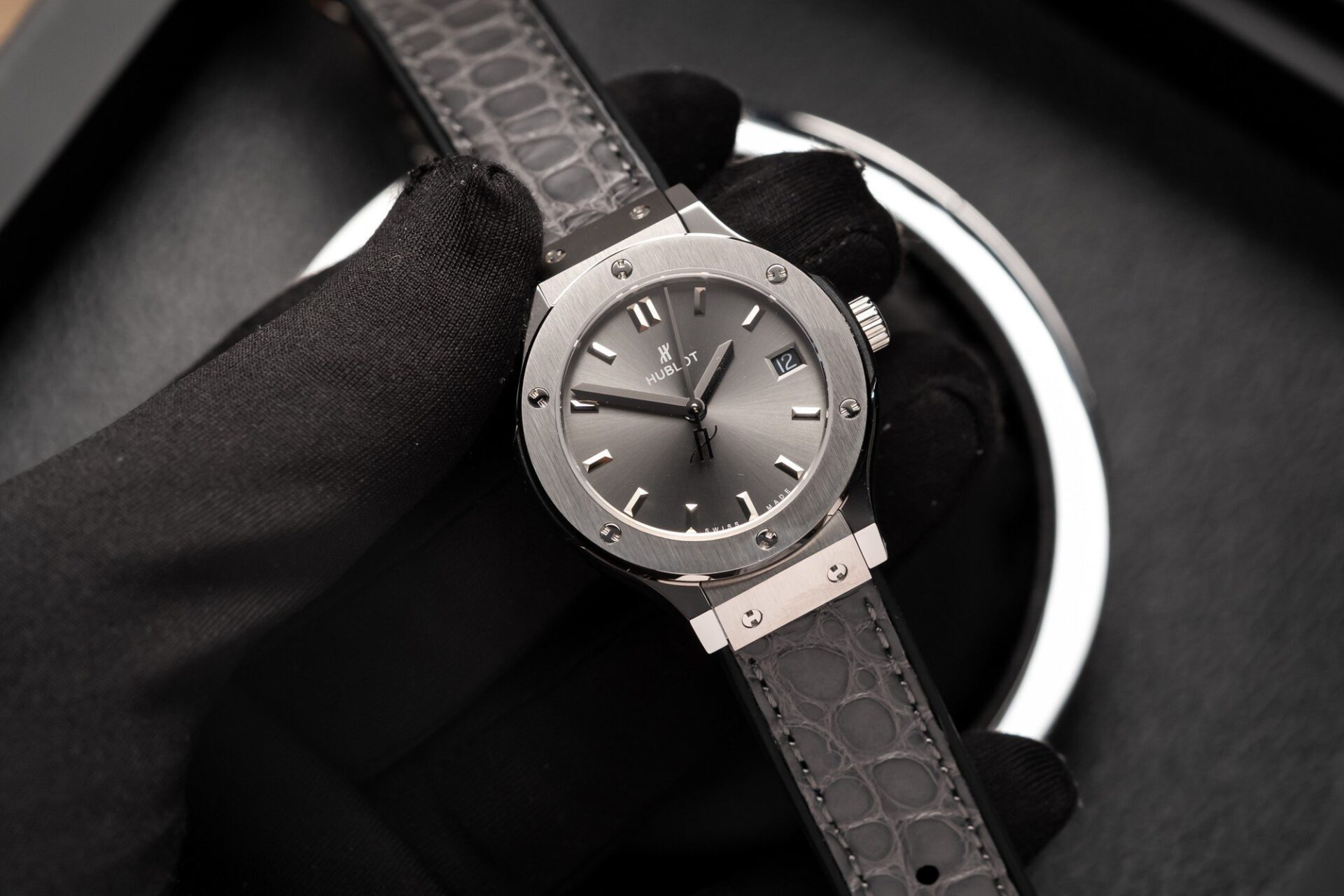 Dong-Ho-Hublot-Nu-Day-Da-Mau-Xam-Replica-11-33mm-2.jpg Hublot Women-s Replica 11 Watch Gray Dial Leather Strap HBF 33mm - Image 1