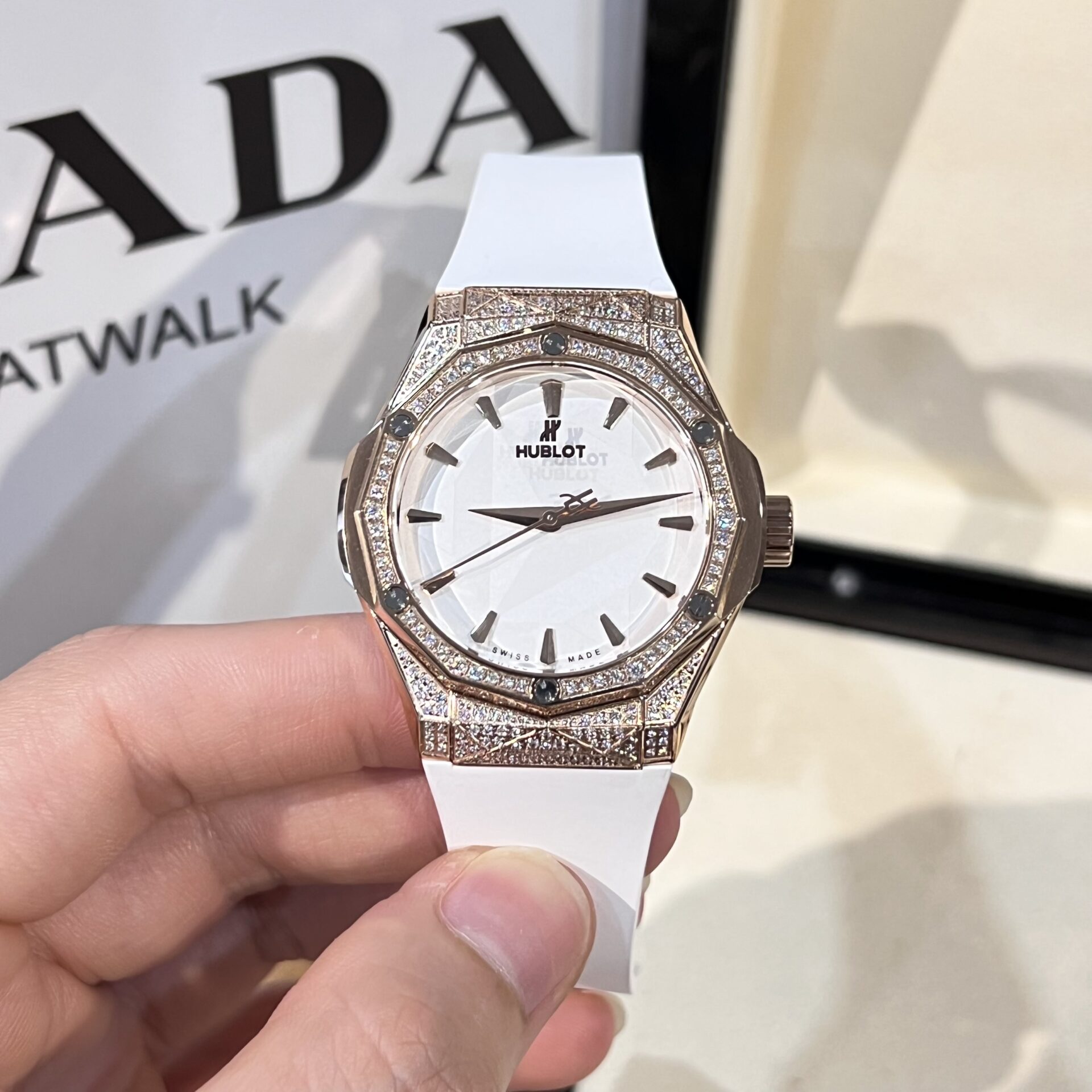 Dong-Ho-Hublot-Orlinski-King-Gold-Dinh-Full-Da-Mau-Trang-40mm-3.jpg Hublot Orlinski King Gold Replica 11 Watch With Full Diamond Case White 40mm - Image 1