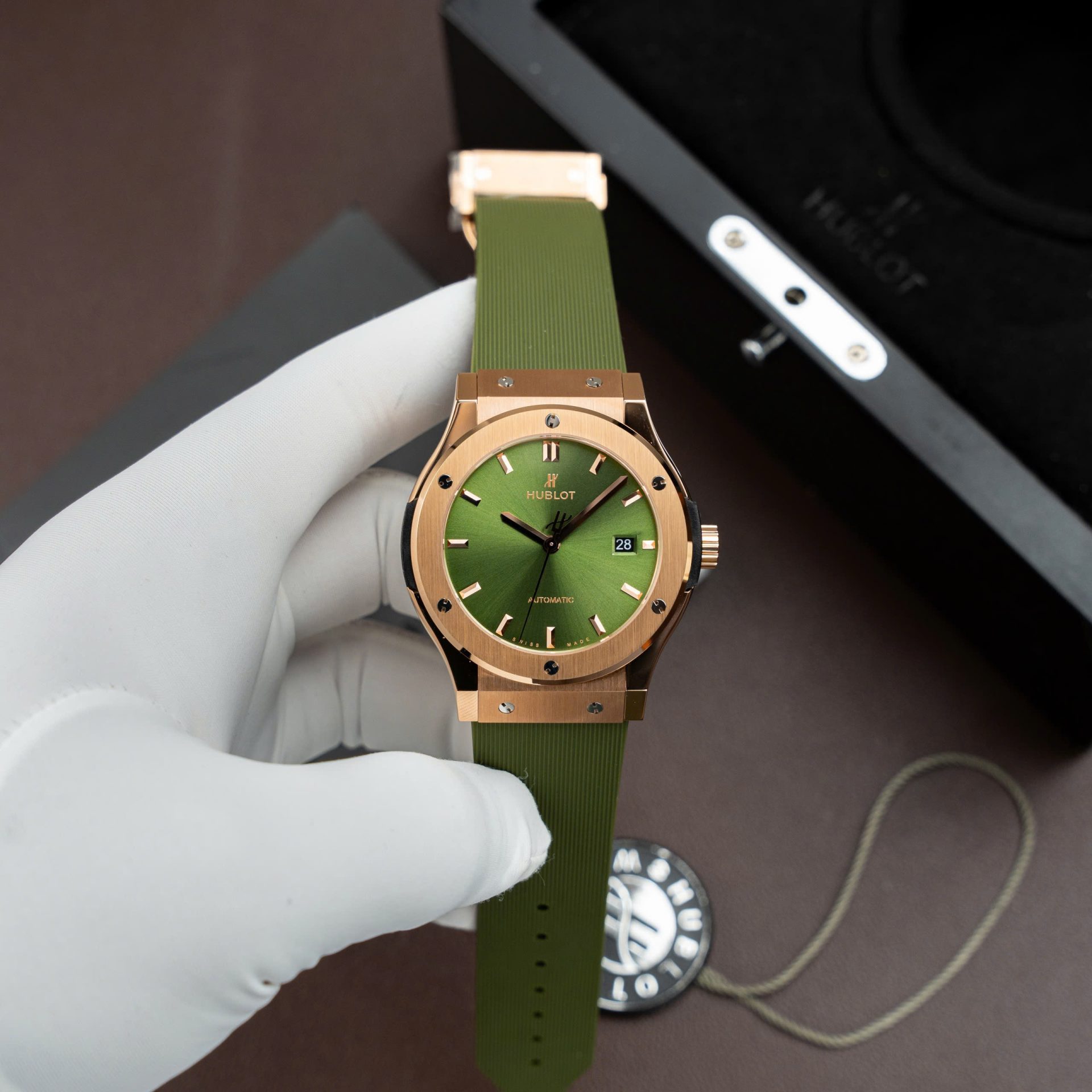 Dong-Ho-Hublot-Rep-11-Classic-Fusion-King-Gold-Mau-Xanh-La-Cay-May-SW300-Thuy-Sy-Day-Cao-Su-42mm-9.jpg Hublot Best Replica Watch Classic Fusion King Gold Green Dial Movement SW300 Swiss Made 42mm - Image 1