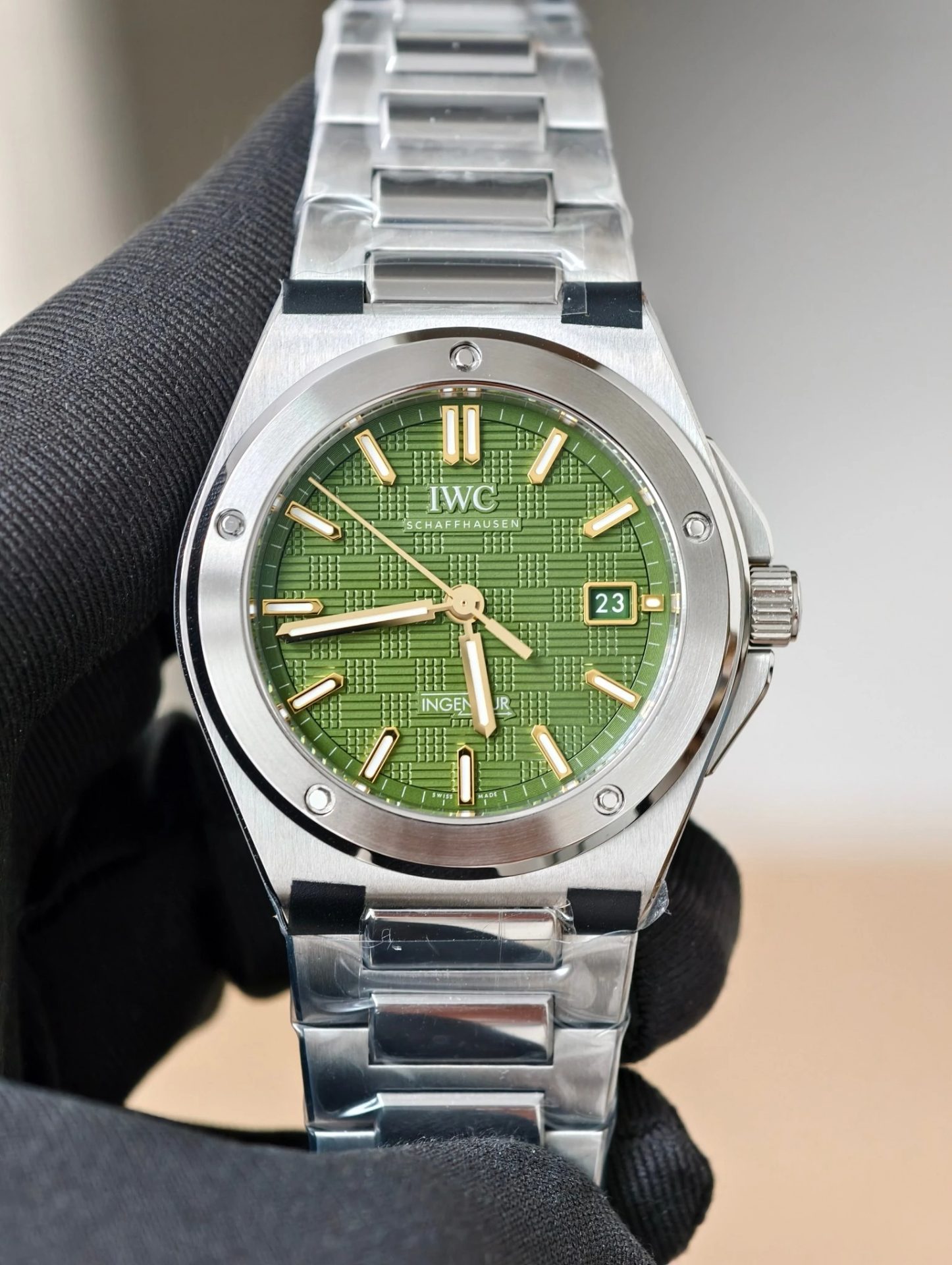 Dong-Ho-IWC-Ingenieur-Replica-11-Mat-Xanh-La-Cay-May-Thuy-Sy-Nha-May-V7-40mm-6.jpg IWC Ingenieur Luxury Replica Watches Green Dial Automatic Movement V7 Factory 40mm - Image 1