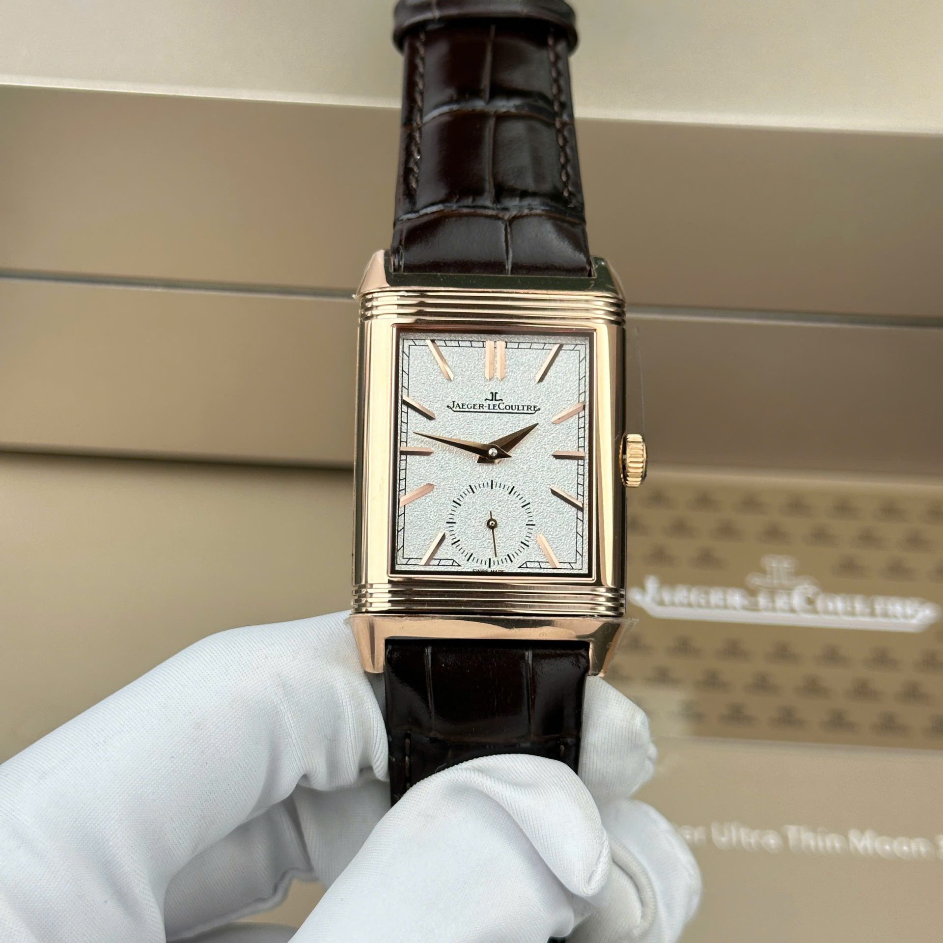 Dong-Ho-Jaeger-LeCoultre-Rep-11-Master-Reverso-Tribute-Small-Seconds-2-Mat-Trang-Va-Xam-28-2.jpg Jaeger LeCoultre Copies Watch Master Reverso Tribute Small Seconds 2 Dial White And Gray 28.3x47mm - Image 1
