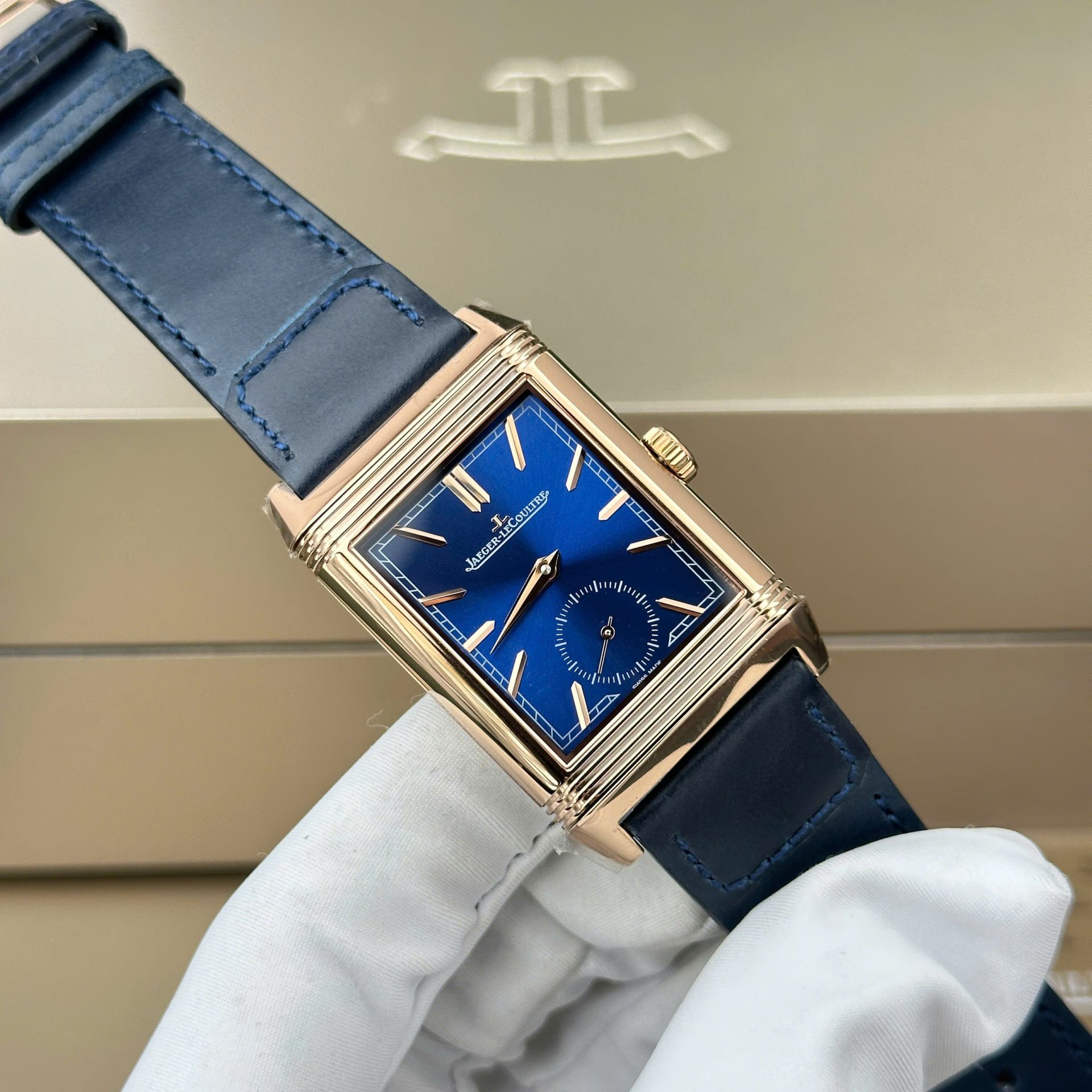 Dong-Ho-Jaeger-LeCoultre-Rep-11-Master-Reverso-Tribute-Small-Seconds-2-Mat-Xanh-Blue-Va-Trang-28-2.jpg Jaeger LeCoultre Replica Watch Master Reverso Tribute Small Seconds 2 Dial Blue And White 28.3x47mm - Image 1