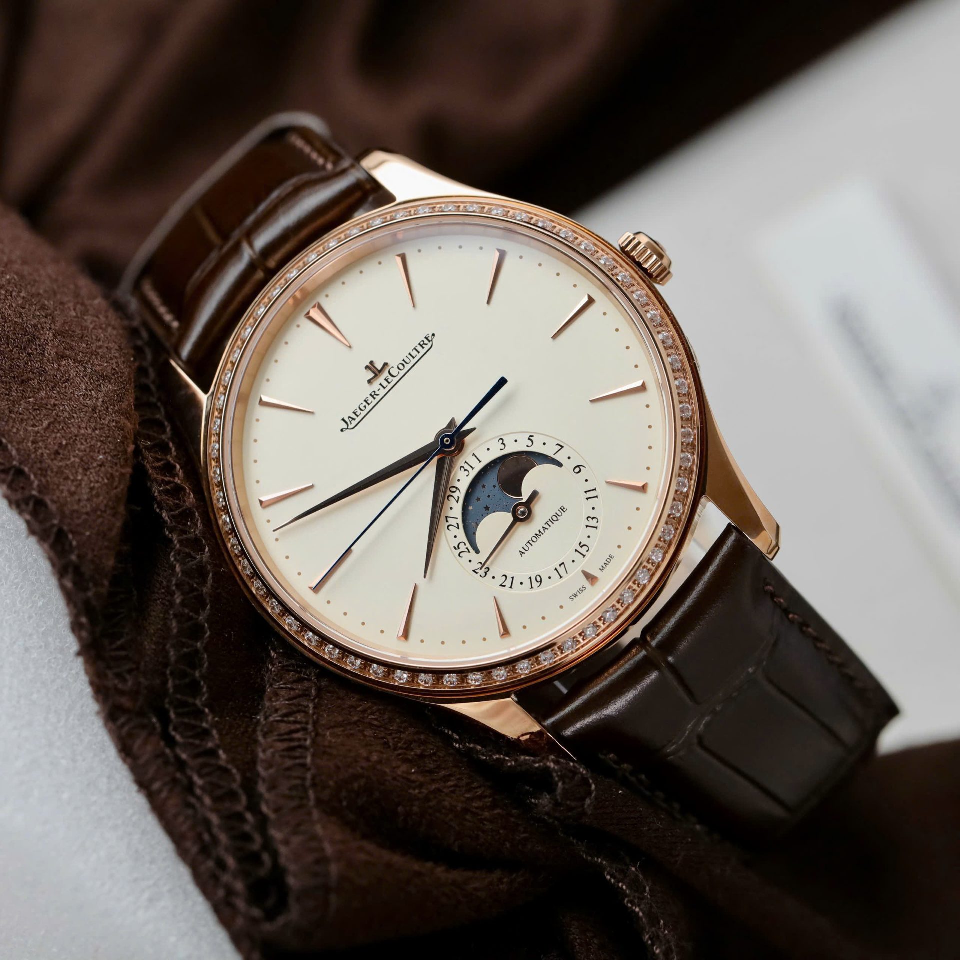 Dong-Ho-Jaeger-LeCoultre-Replica-11-Master-Ultra-Thin-Power-Reserve-Nam-Dinh-Da-Xuong-ZF-39mm-2.jpg Jaeger LeCoultre Replica Watches Master Ultra Thin Power Reserve Men-s Leather Strap ZF Factory 39mm - Image 1