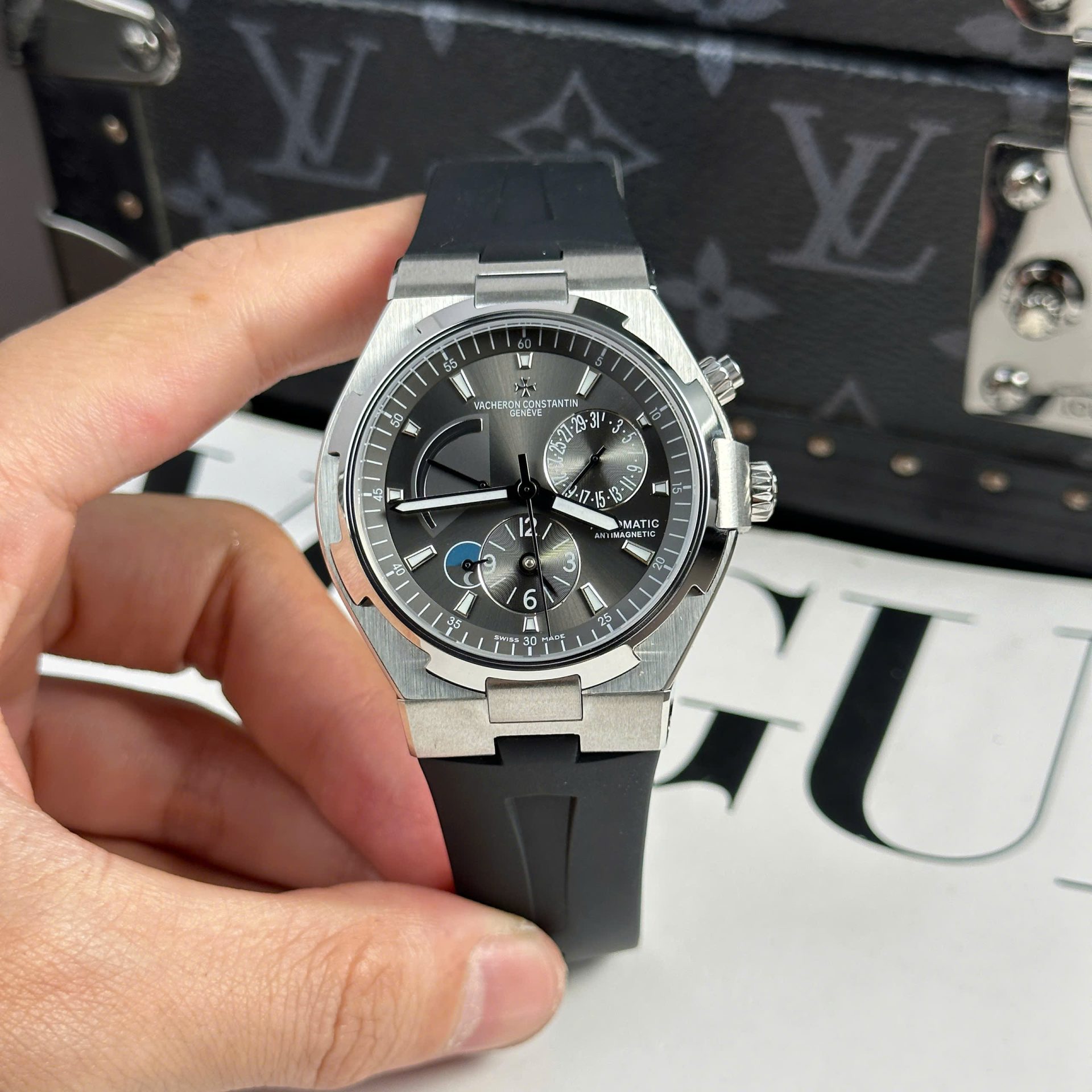 Dong-Ho-Nam-Vacheron-Constantin-Replica-11-Overseas-Dual-Time-47450-Mau-Xam-Nha-May-9F-42mm-2.jpg Vacheron Constantin Clone Watch Overseas Dual Time 47450 Gray 9F Factory 42mm - Image 1