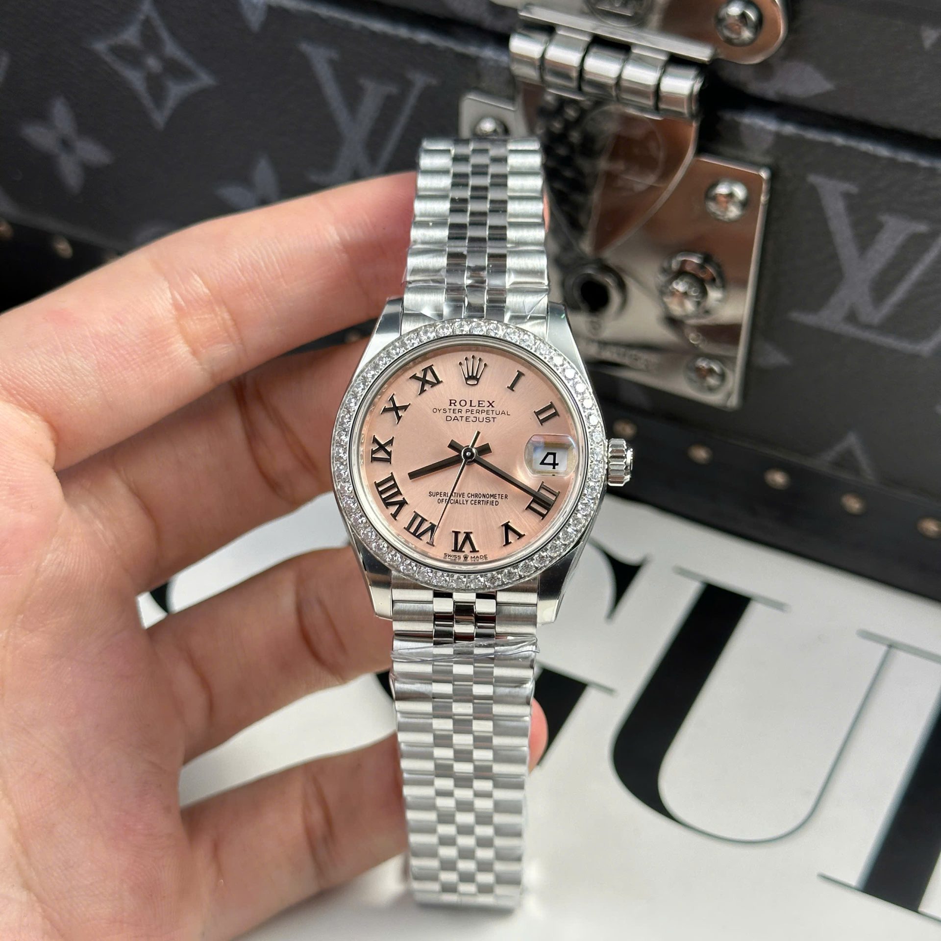 Dong-Ho-Nu-Rolex-DateJust-Replica-11-Mat-Hong-Vien-Dinh-Da-Nha-May-THB-31mm-3.jpg Rolex DateJust Replica Watch Women Dial Pink Bezel Diamonds CZ THB Factory 31mm - Image 1