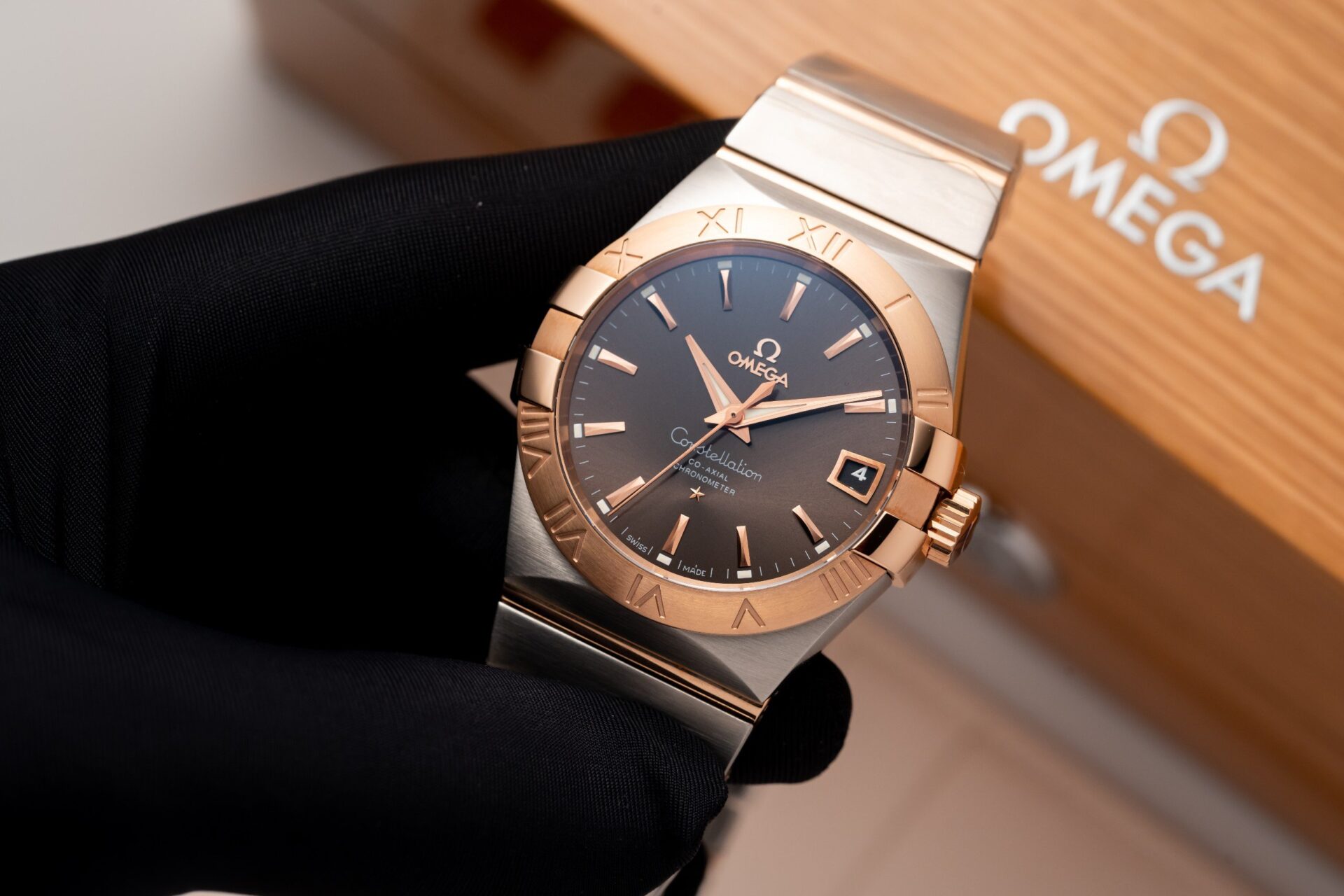 Dong-Ho-Omega-Constellation-Mat-Nau-Rep-11-May-Thuy-Sy-VS-Factory-38mm-3.jpg Omega Constellation Brown Dial Replica Watch VS Factory 38mm - Image 1