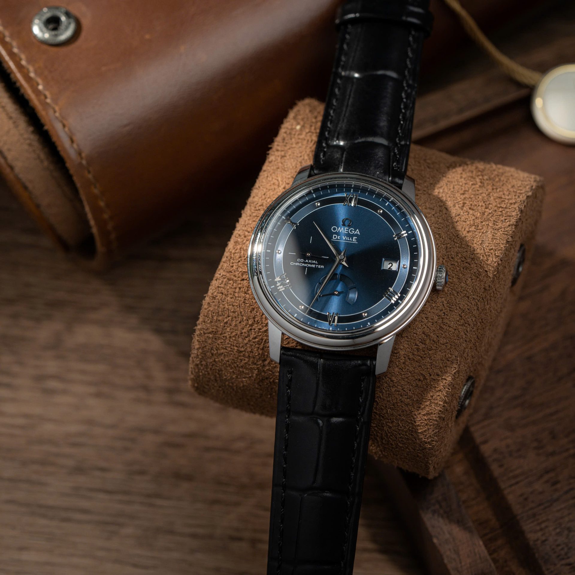 Dong-Ho-Omega-De-Ville-Prestige-Power-Reserve-Rep-11-Mat-Xanh-Blue-Day-Da-39-9.jpg Omega De Ville Prestige Power Reserve Replica Watch Dial Blue Leather Strap 39.5mm - Image 1