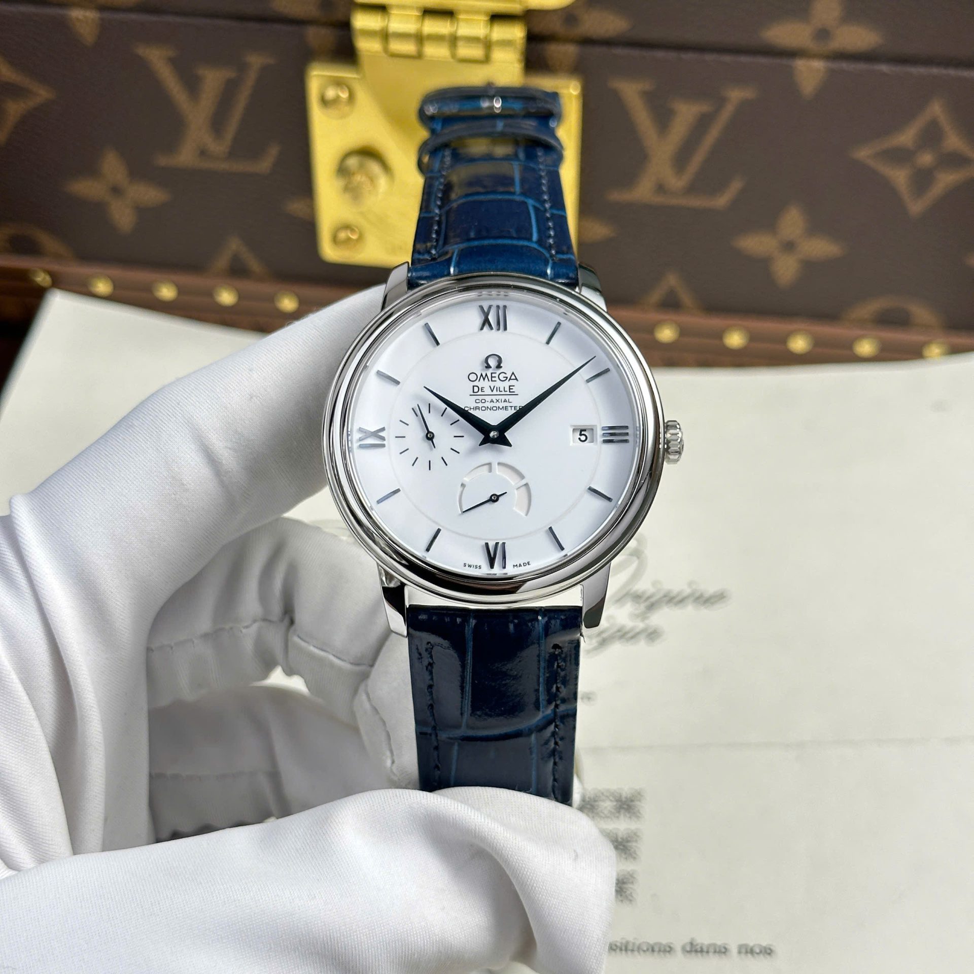 Dong-Ho-Omega-Replica-11-De-Ville-Prestige-Power-Reserve-Mat-Trang-Day-Da-39-1.jpg Omega Replica Watch De Ville Prestige Power Reserve White Dial 39.5mm - Image 1